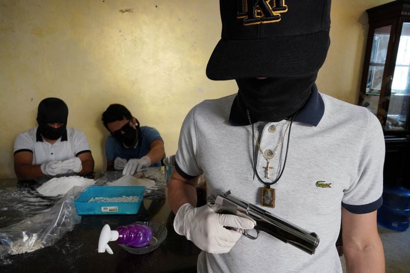 Un miembro del cártel de Sinaloa que se identifica como Güero posa para una foto en una casa de seguridad en Culiacán, México
(Foto: /Alexandre Meneghini/Archivo)