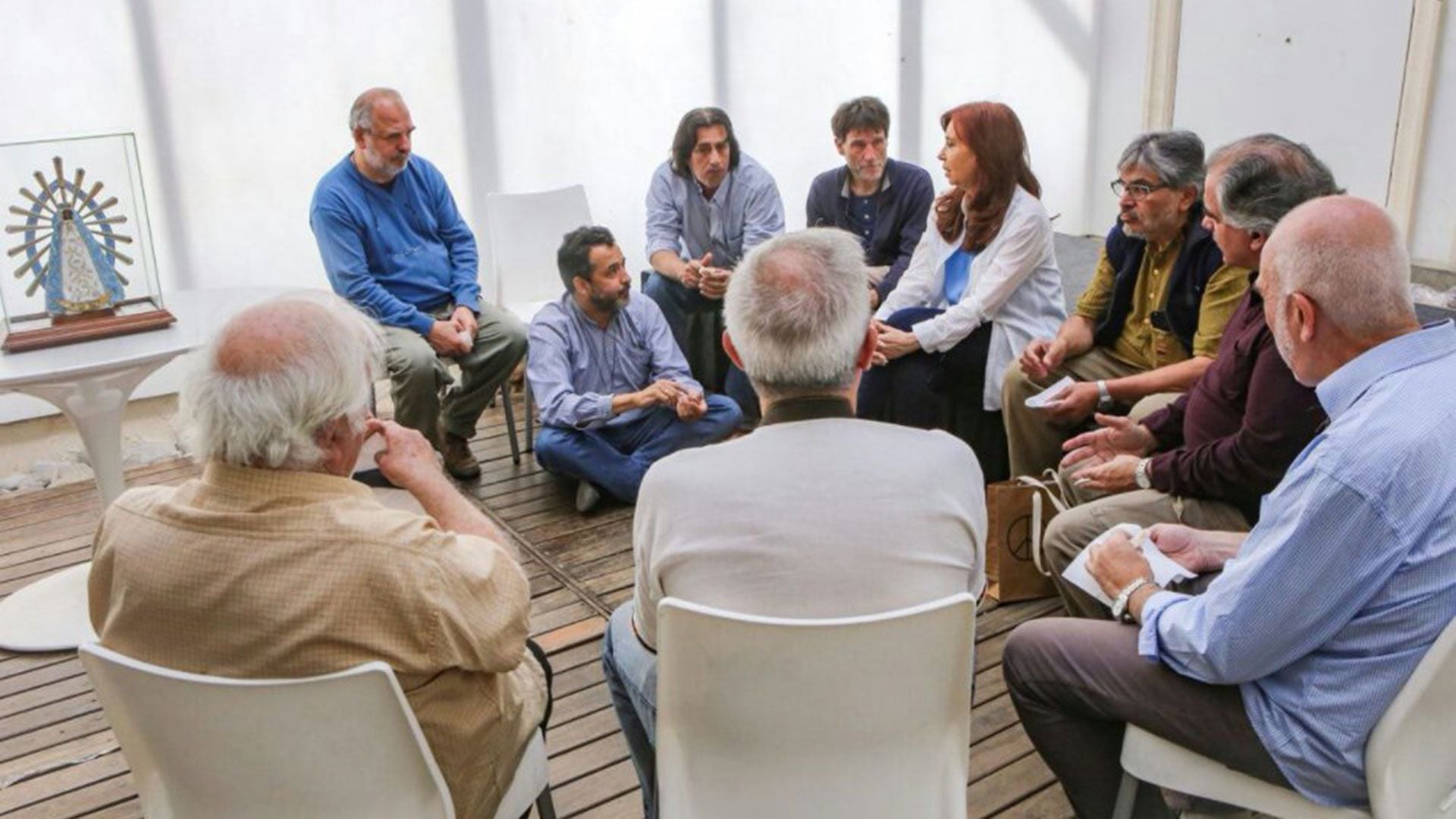 La ex vicepresidenta junto a algunos de los sacerdotes del Grupo Opción por los Pobres 