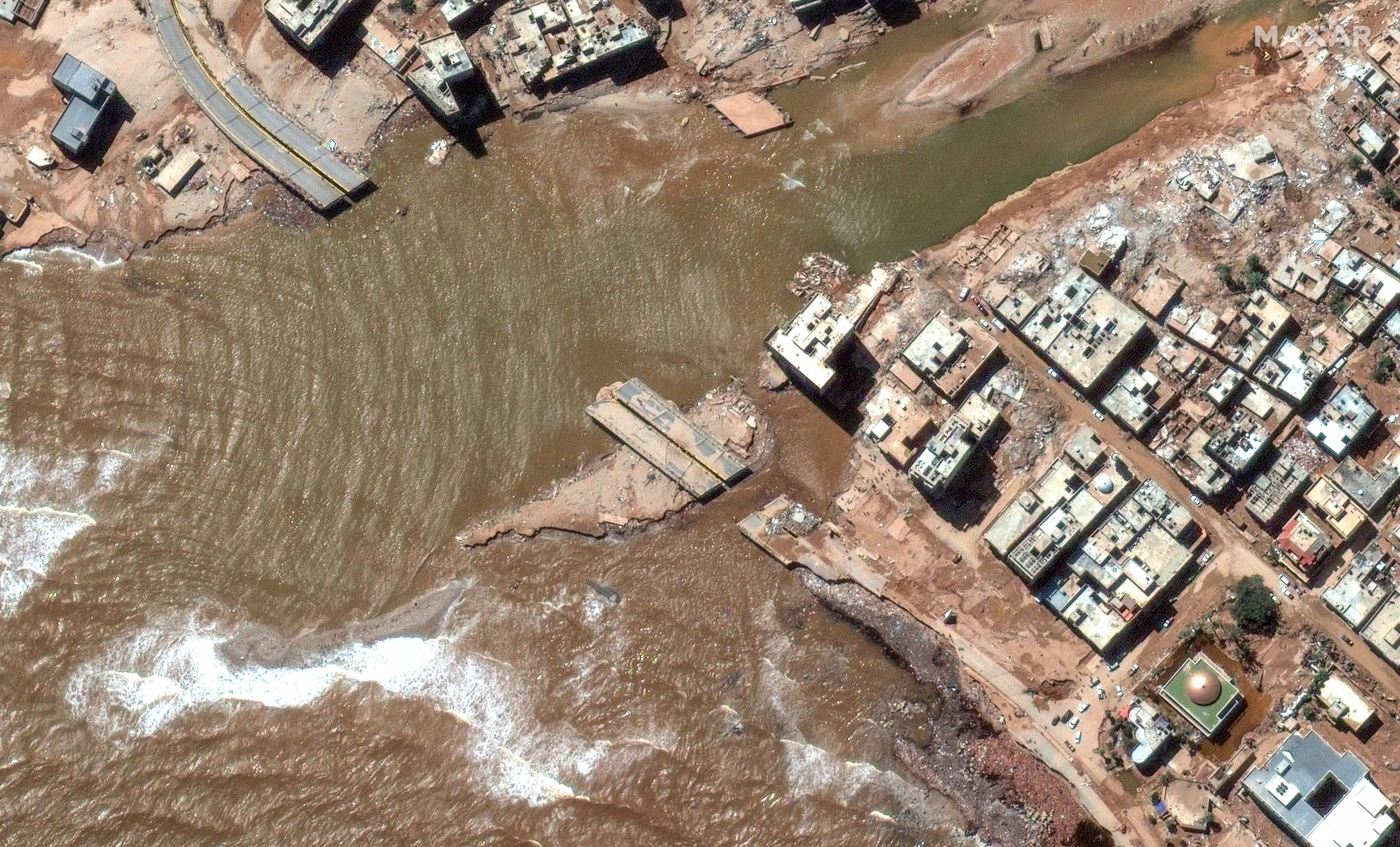 La imagen satelital muestra una carretera costera colapsada por el lodo en Derna (Maxar Technologies/Handout via REUTERS)