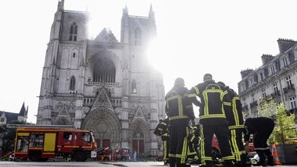 Los bomberos trabajando en la catedral (Sebastien SALOM-GOMIS / AFP)