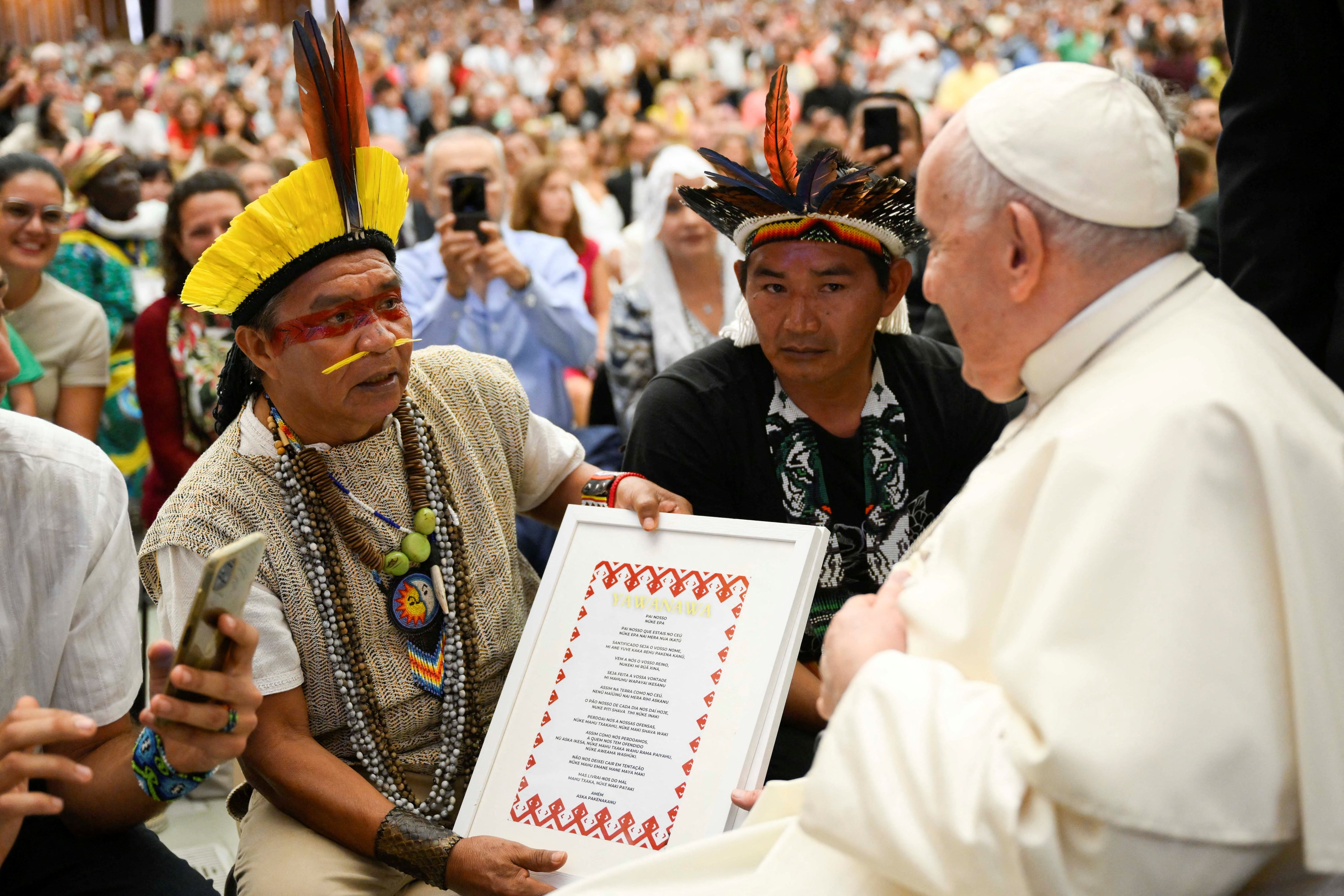 El papa Francisco junto a un grupo de indígenas en la asamblea de los miércoles. Vatican Media/Handout via REUTERS   