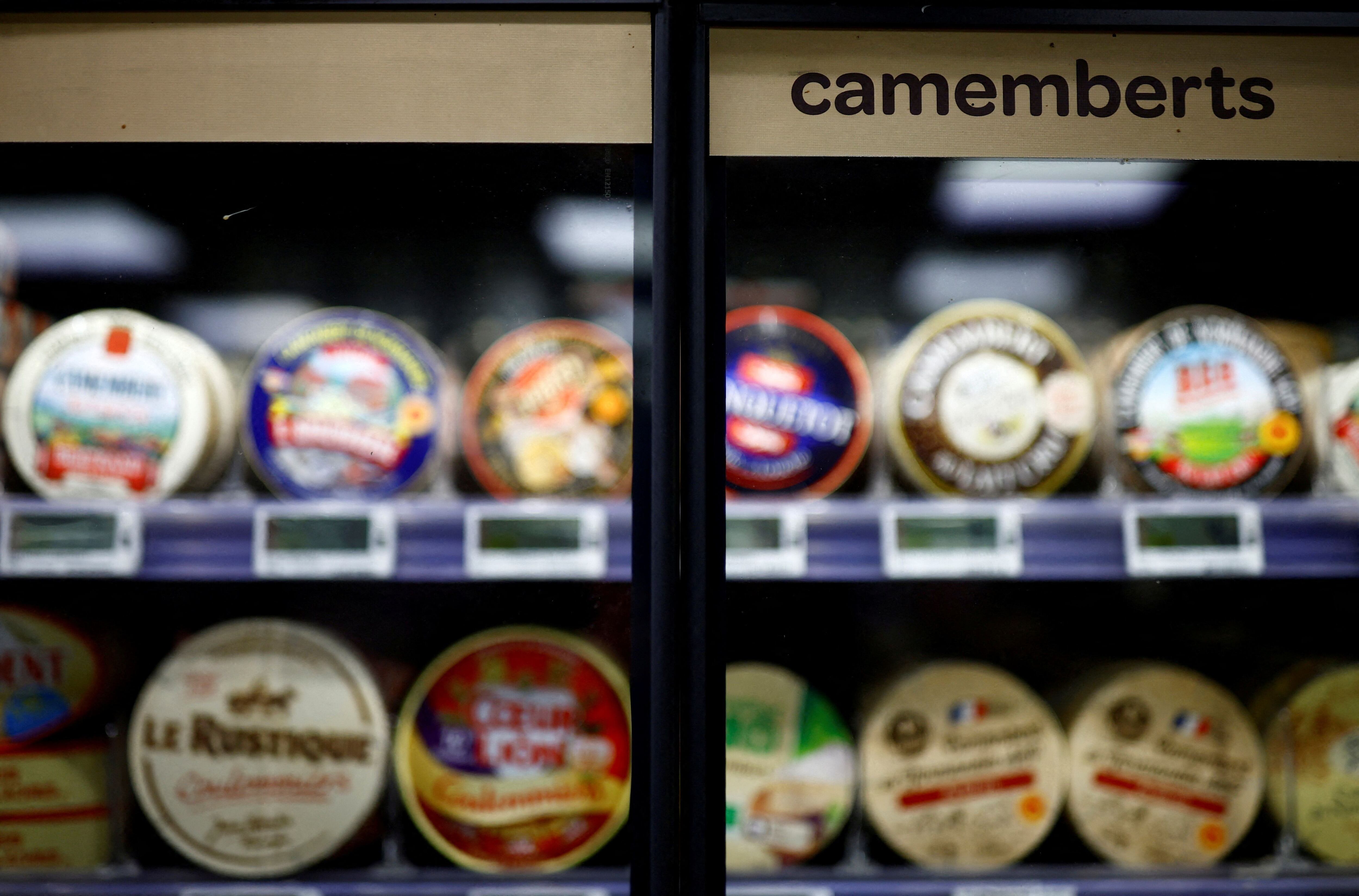 El queso Camembert, símbolo de la gastronomía francesa y parte esencial de su identidad, lucha por mantener su legado ante problemas modernos de producción. (REUTERS/Stephane Mahe)