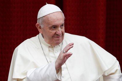 El papa Francisco llega a la primera audiencia general semanal que admitirá público desde que comenzó la pandemia del coronavirus, en patio de san Dámaso en El Vaticano. 2 de septiembre, 2020. REUTERS/Guglielmo Mangiapane