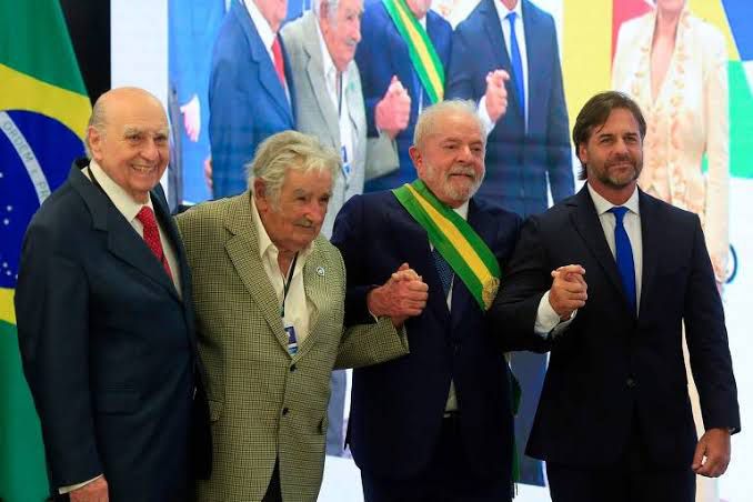 El presidente de Uruguay, Luis Lacalle Pou, y los expresidentes José Mujica y Julio María Sanguinetti junto a Lula en la toma de posesión del mandatario brasileño
