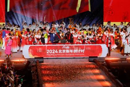 Artistas actúan durante la celebración de la víspera de Año Nuevo en el Parque Shougang en Beijing, China, 1 de enero de 2024. REUTERS/Tingshu Wang
