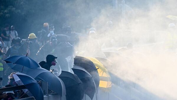 La policía de Hong Kong utilizando cañones de agua para dispersar a los manifestantes. (AFP)(AFP)