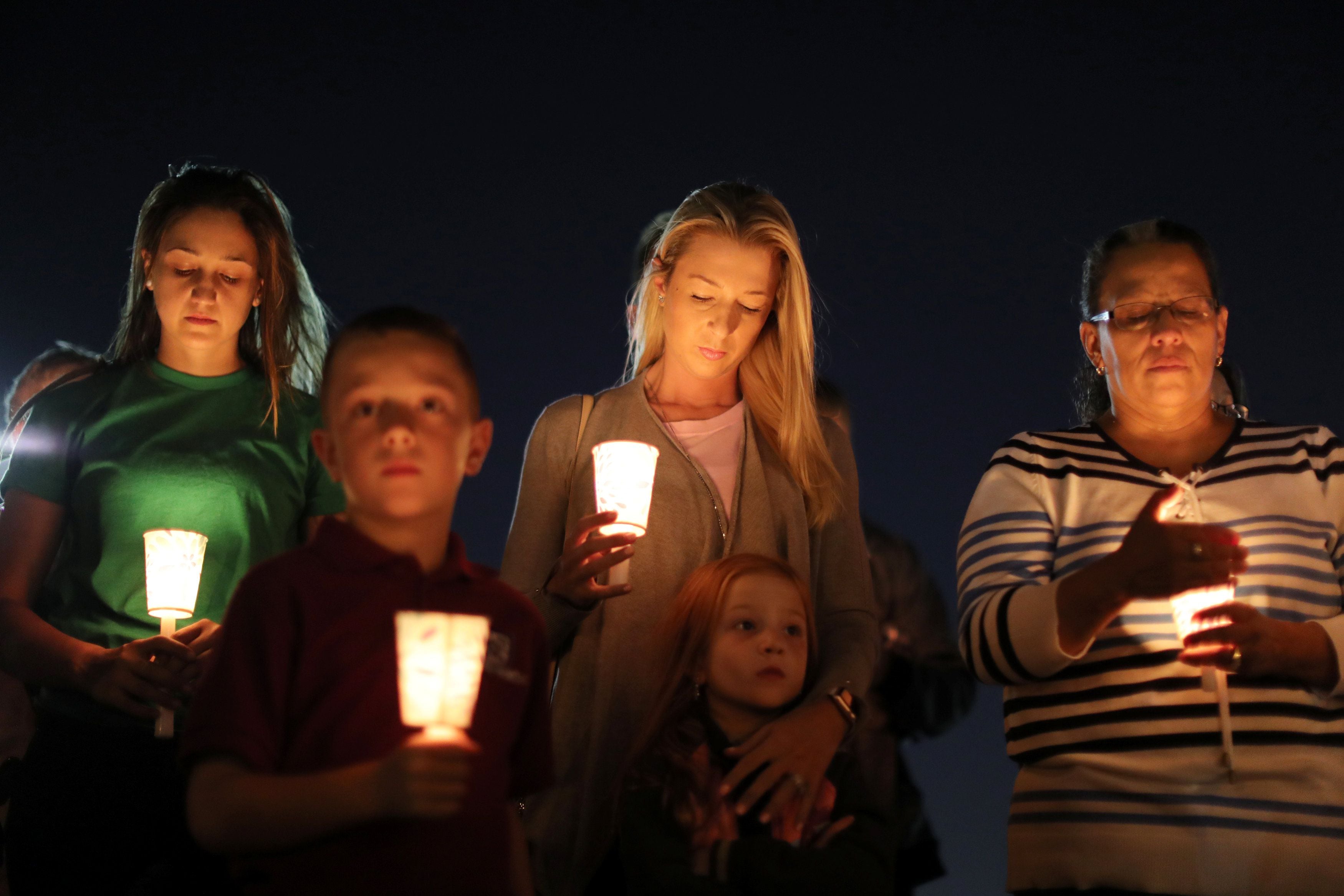 En el sexto aniversario luctuoso del tiroteo, se encendieron 58 velas en homenaje a las víctimas
 (REUTERS/Lucy Nicholson)
