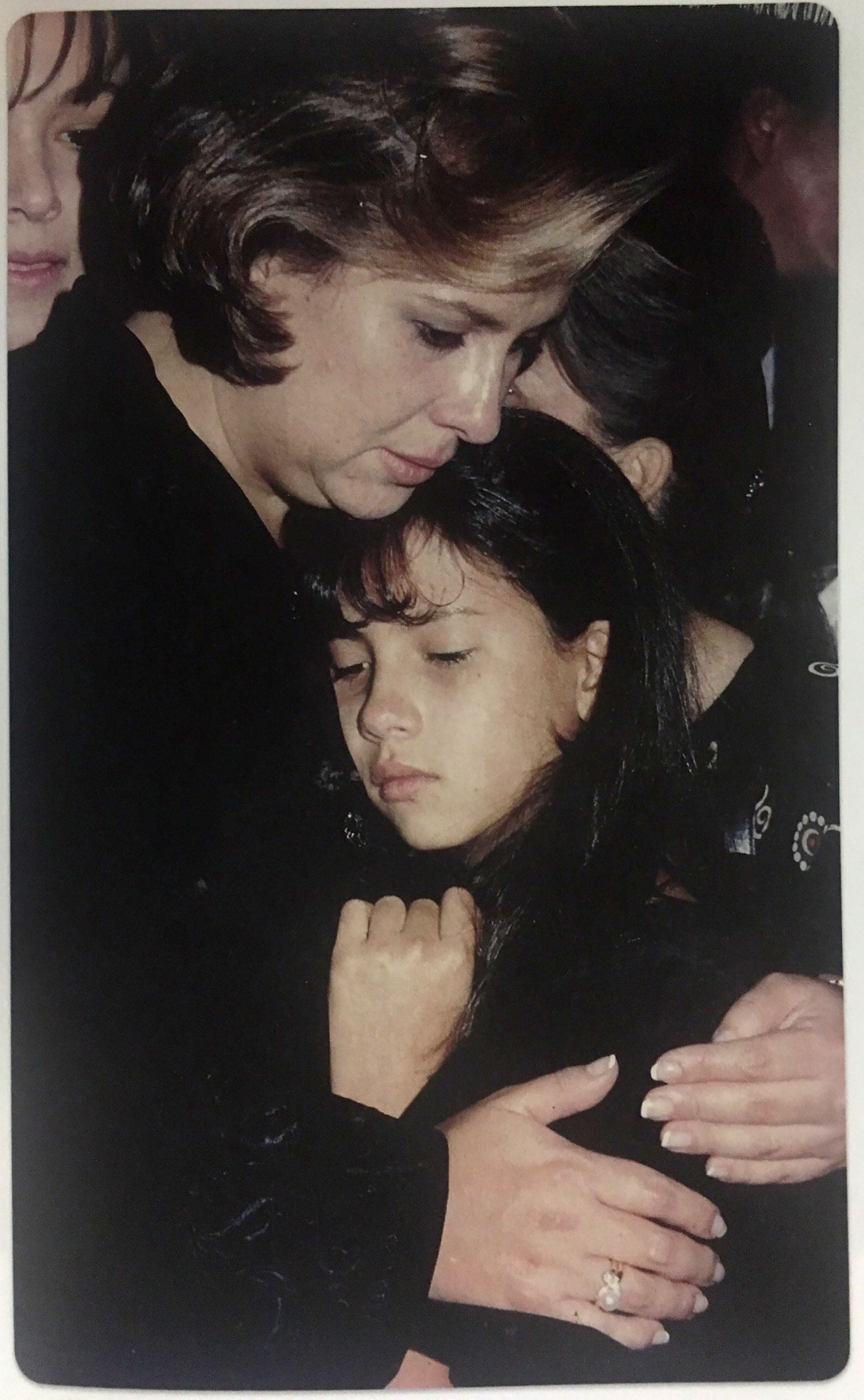 Cuando Escobar fue asesinado en 1993, Victoria Henao tenía 33 años. En la foto, abraza a su hija Manuela (Victoria Eugenia Henao – Editorial Planeta)