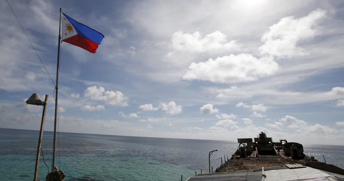 The Philippines has reached an agreement with China to redeploy its forces on a disputed reef in the South Sea.