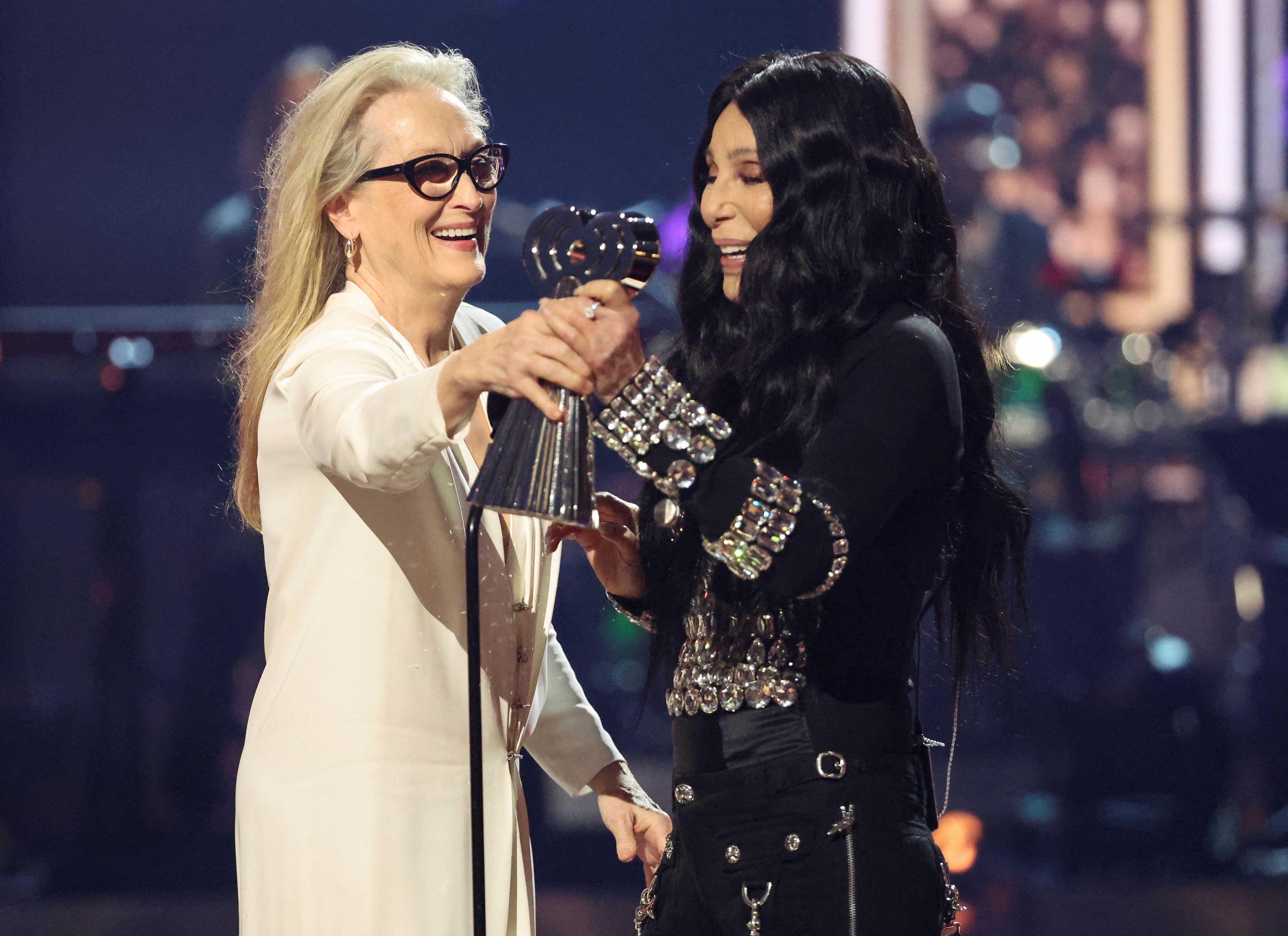 Meryl Streep le entregó el Icon Award a Cher en 2024 durante el iHeartRadio Music Awards (Foto: Reuters)