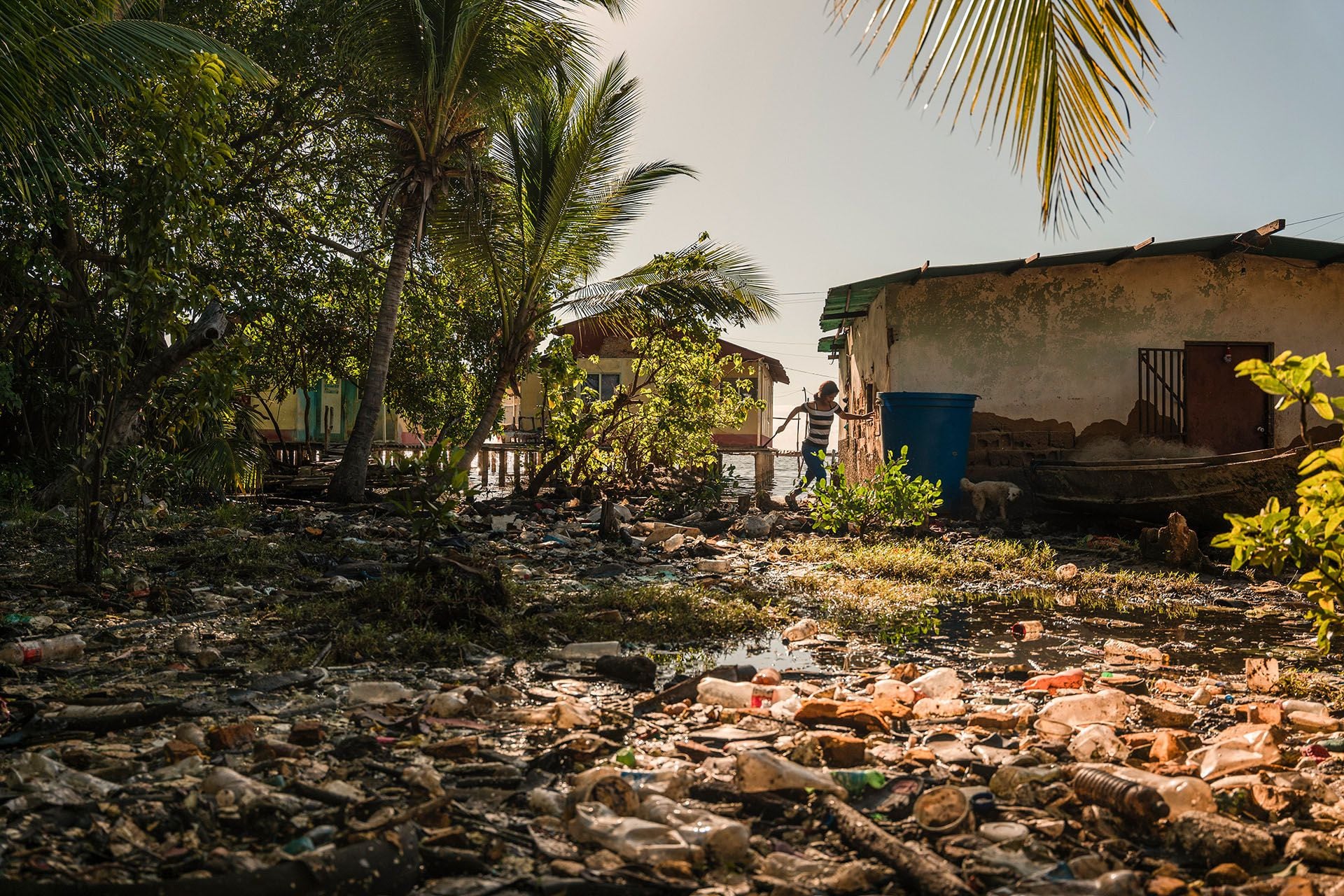 Maicleluz Baez, de 27 años, camina por una zona cercana al lago de Maracaibo contaminada con desechos plásticos (NYT)