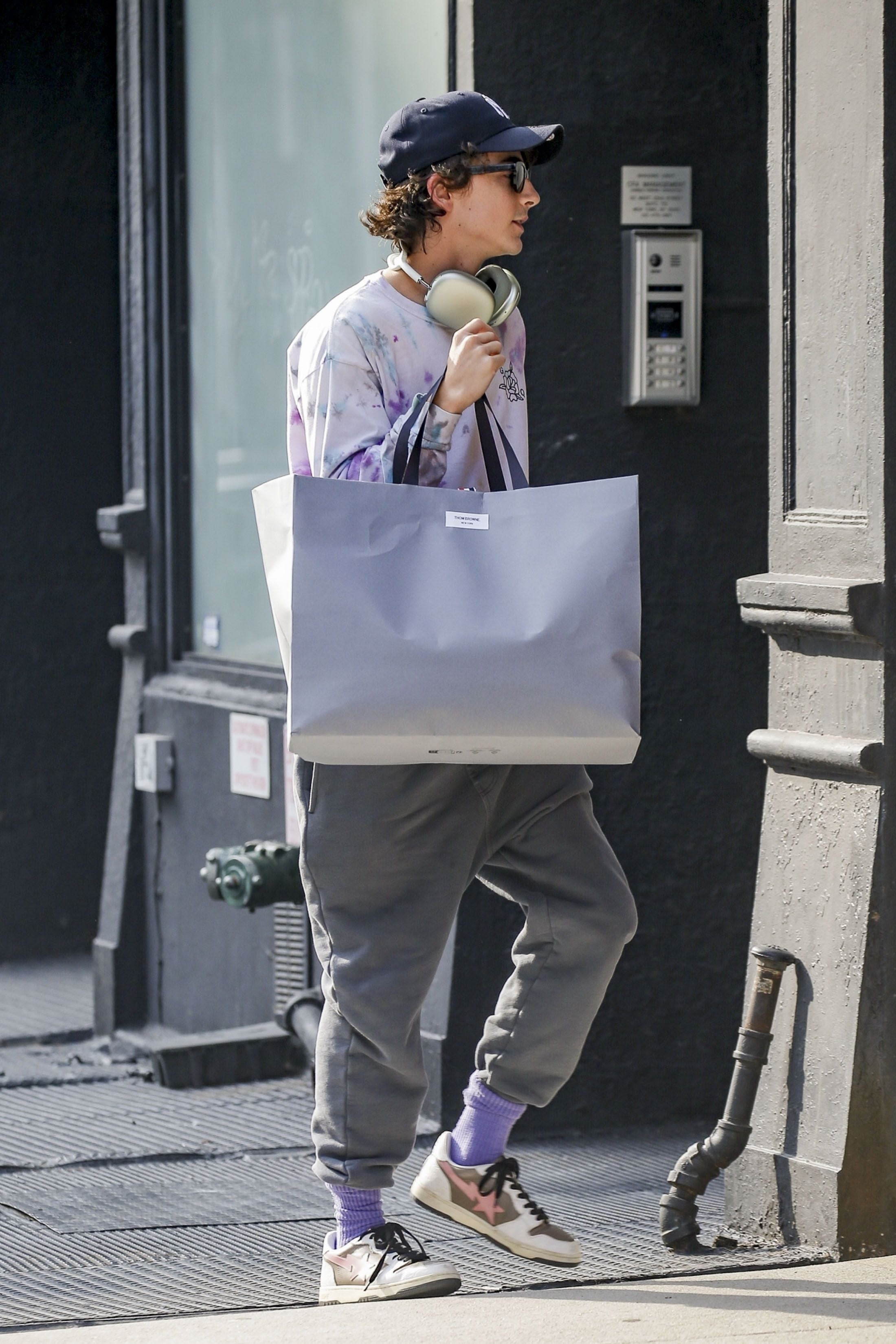 Día de compras. Timothée Chalamet recorrió las tiendas más exclusivas de un shopping en Nueva York. Vistió un buzo batik en la gama del violeta, pantalón gris oscuro, lentes de sol y gorra. Además, llevó auriculares para escuchar música en el camino