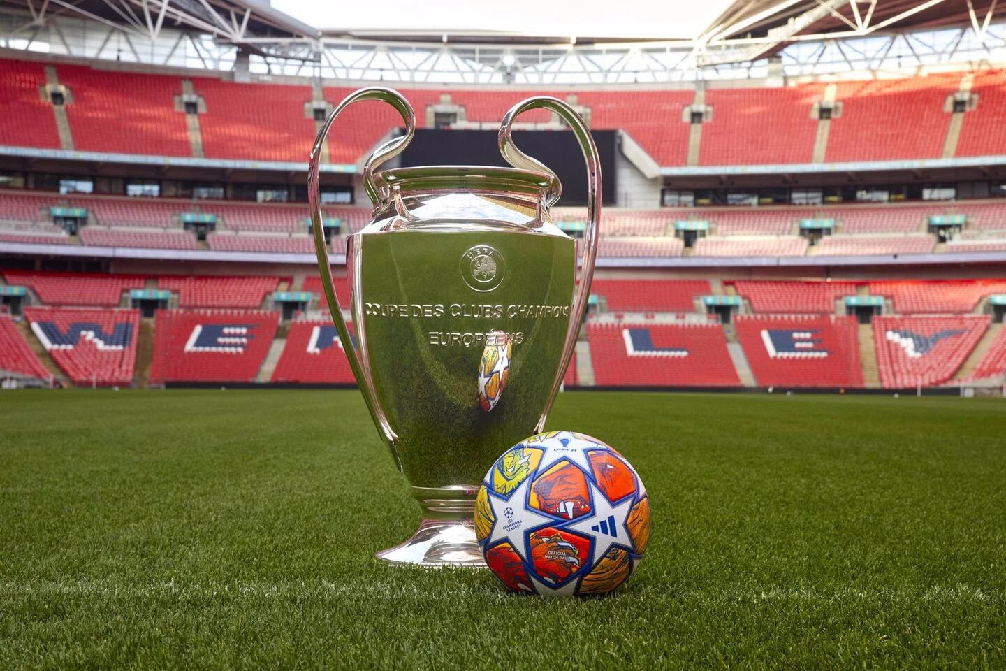El UCL Pro London, balón oficial de las eliminatorias y final de la Liga de  Campeones 2023-24 - LA NACION