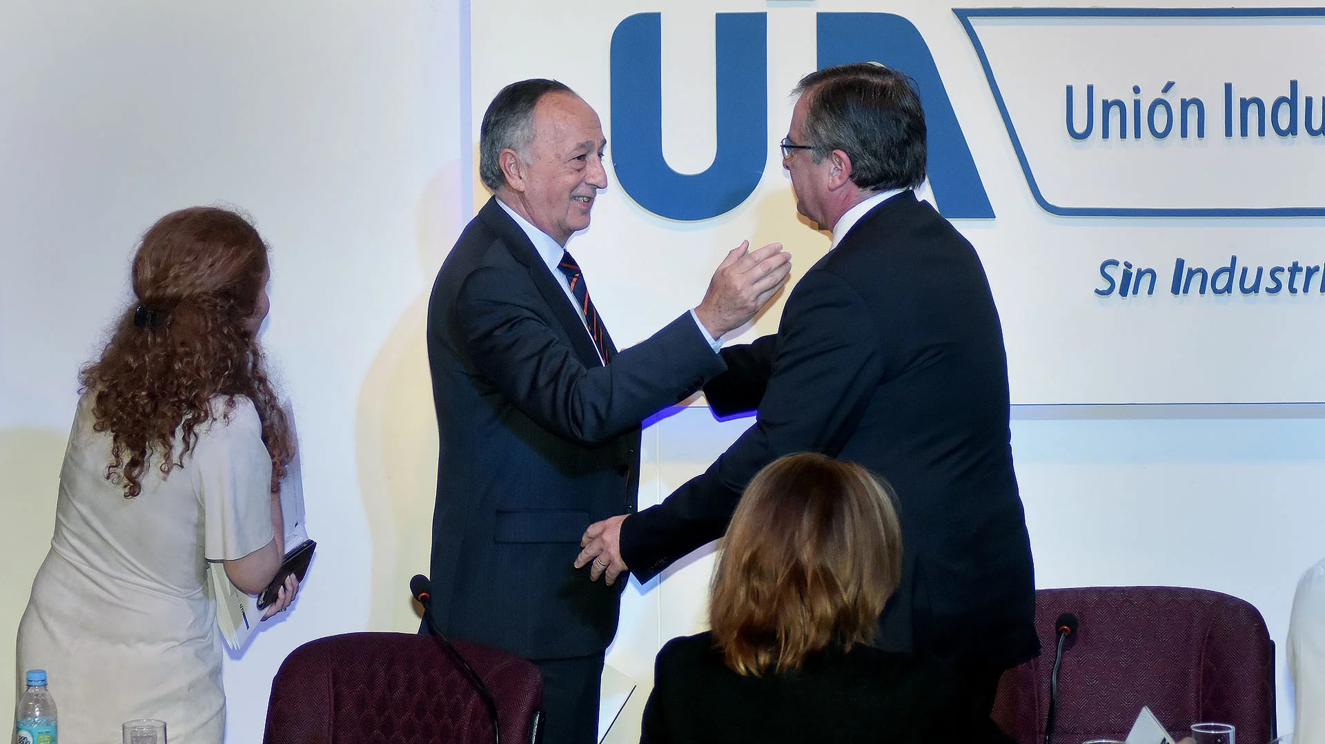 El nuevo presidente de la UIA, Miguel Acevedo, saludo a su antecesor Adrián Kaufmann Brea. (Nicolás Stulberg)