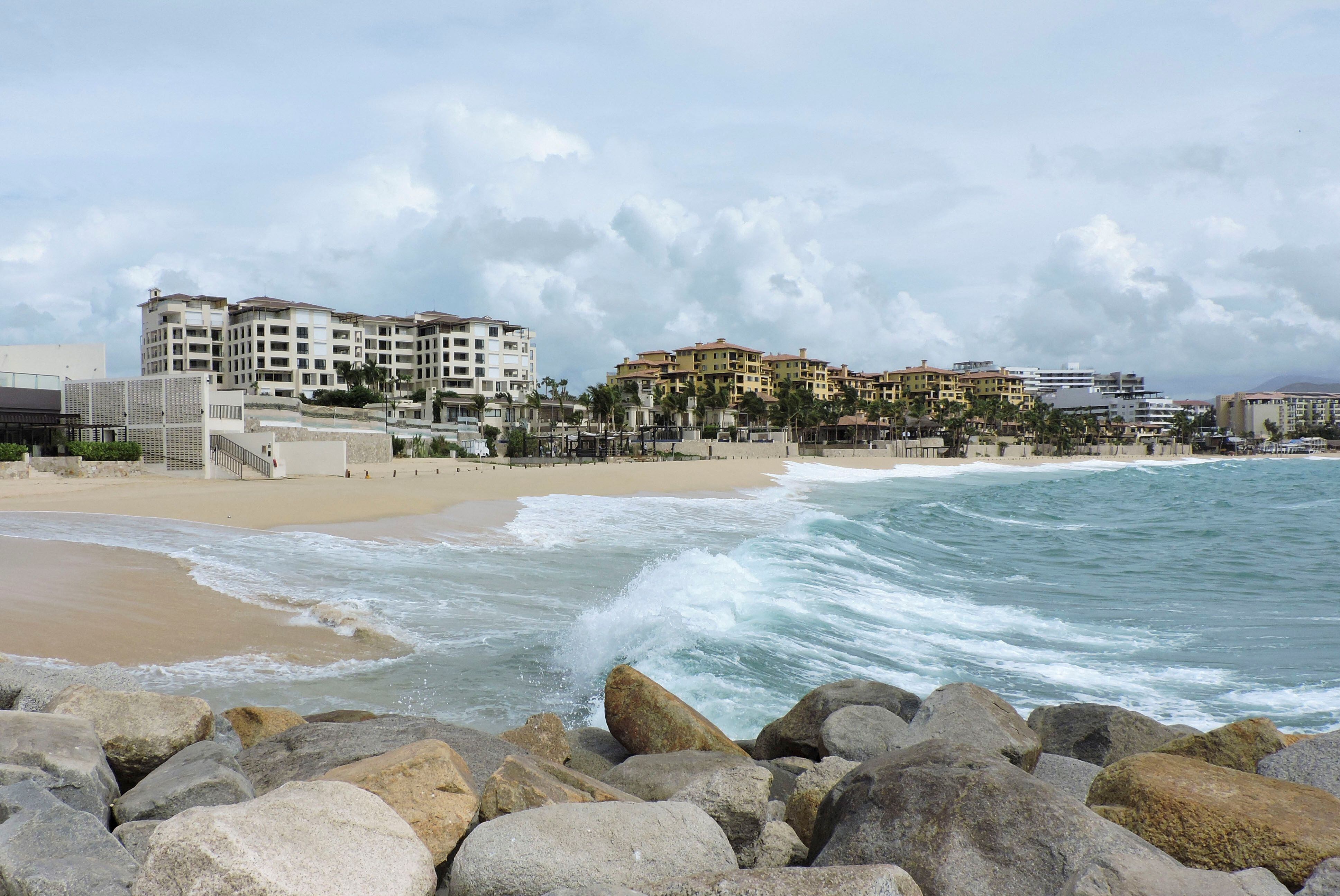 Las olas rompen en una playa mientras el huracán Hilary de categoría 4 se precipita hacia la península de Baja California en México, en Cabo San Lucas, México, 18 de agosto de 2023. REUTERS/Monserrat Zavala