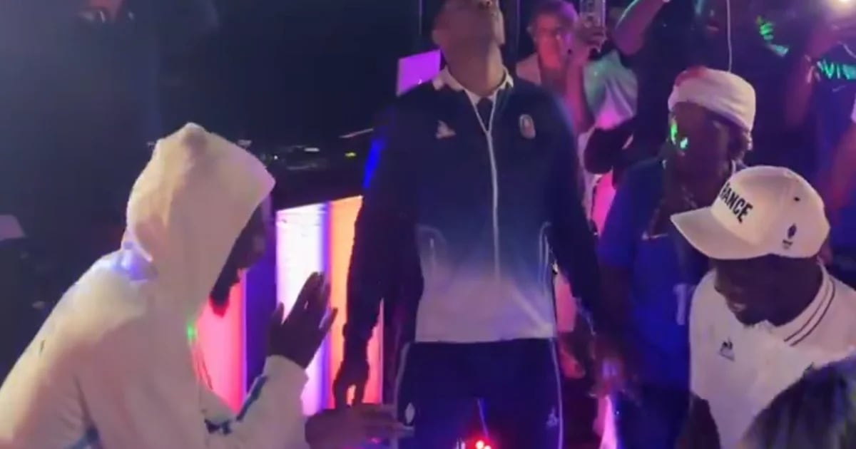 La danse impressionnante de Thierry Henry avec les joueurs français dans une discothèque après avoir perdu la finale de football masculin aux Jeux olympiques