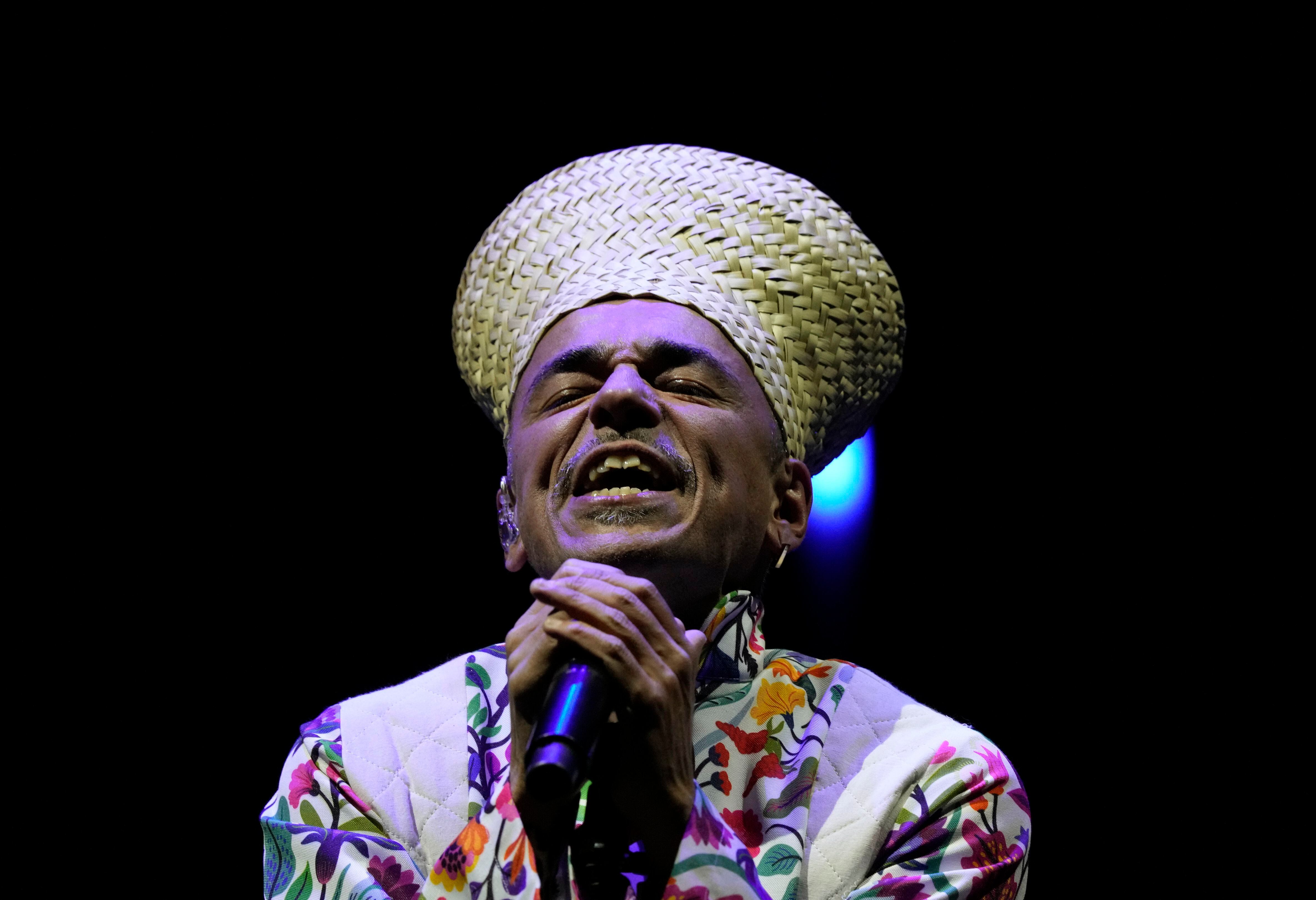 Rubén Albarrán, vocalista de Café Tacvba, durante su presentación en el festival Vive Latino en la Ciudad de México el sábado 18 de marzo de 2023. (Foto AP/Fernando Llano)