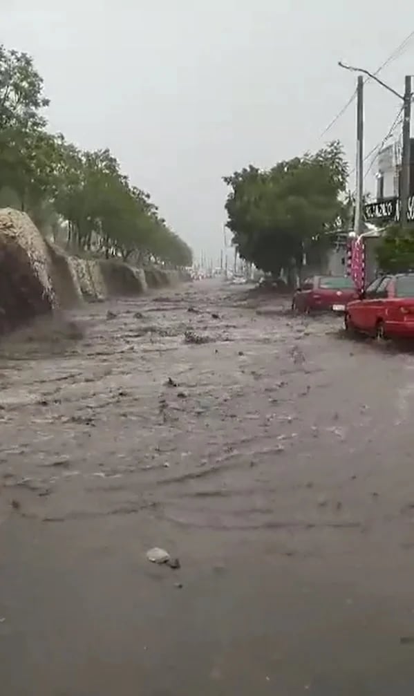 Así se vio la fuerte lluvia en Querétaro este fin de semana (Twitter/ @AndresEstevezMx)