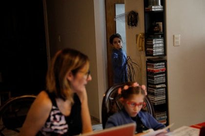 Las madres se pusieron al hombro la continuidad pedagógica en el hogar REUTERS / Carlos Jasso