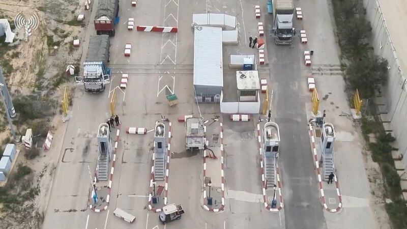 Camiones de ayuda humanitaria esperan en fila para ser inspeccionados en el cruce de Kerem Shalom (REUTERS)