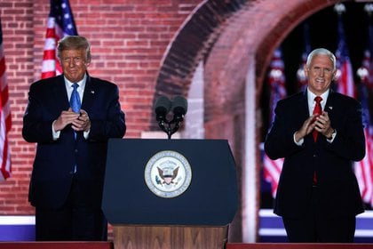El vicepresidente de Estados Unidos, Mike Pence, junto a Donald Trump durante la la jornada de la convención republicana celebrada en Baltimore, Maryland, EEUU. 26 de agosto de 2020. REUTERS/Jonathan Ernst