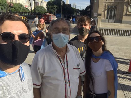 El actor Luis Brandoni se sumó a la marcha en repudio al escándalo del vacunatorio VIP