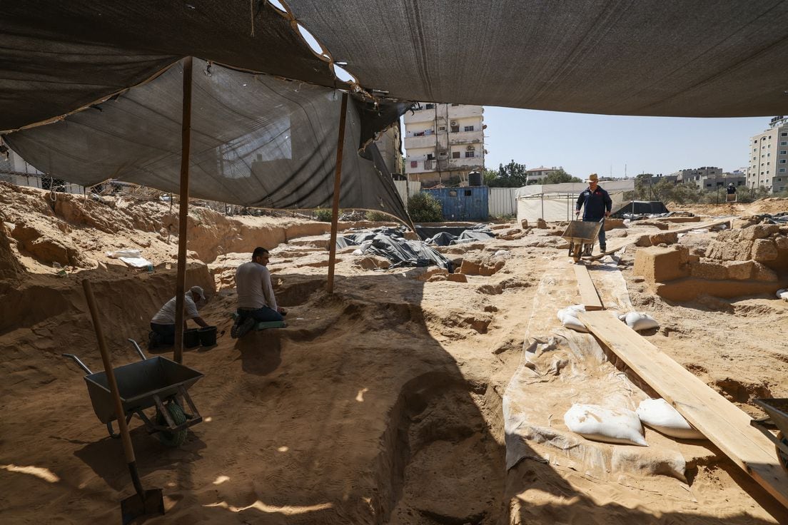 El descubrimiento del cementerio tuvo lugar en febrero del año pasado, pero se necesitó más de un año para excavar y hallar las tumbas (Gaza Mahmud Hams / AFP)