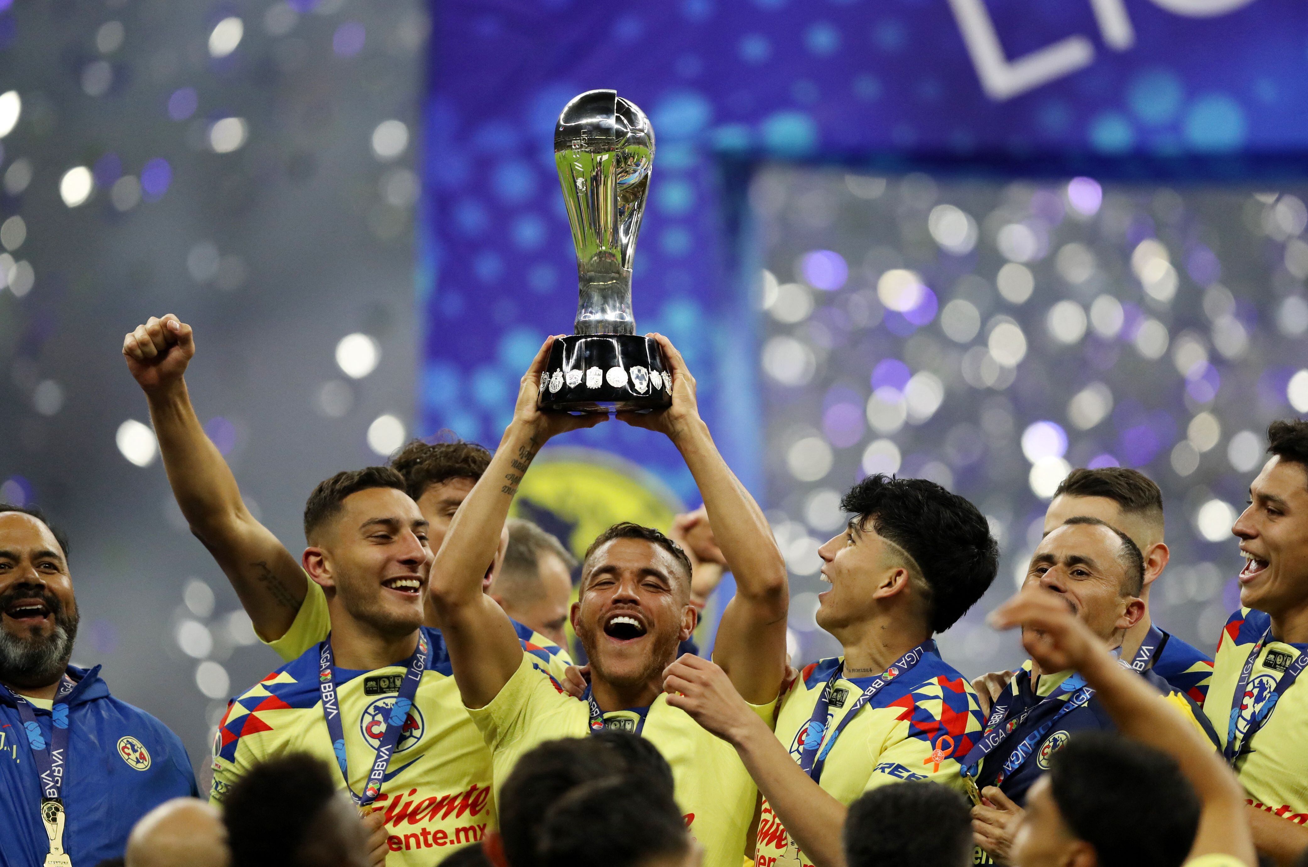 Soccer Football - Liga MX - Final - America v Tigres UANL - Estadio Azteca, Mexico City, Mexico - December 17, 2023 America's Jonathan dos Santos and teammates celebrate with the trophy after winning the Liga MX REUTERS/Raquel Cunha