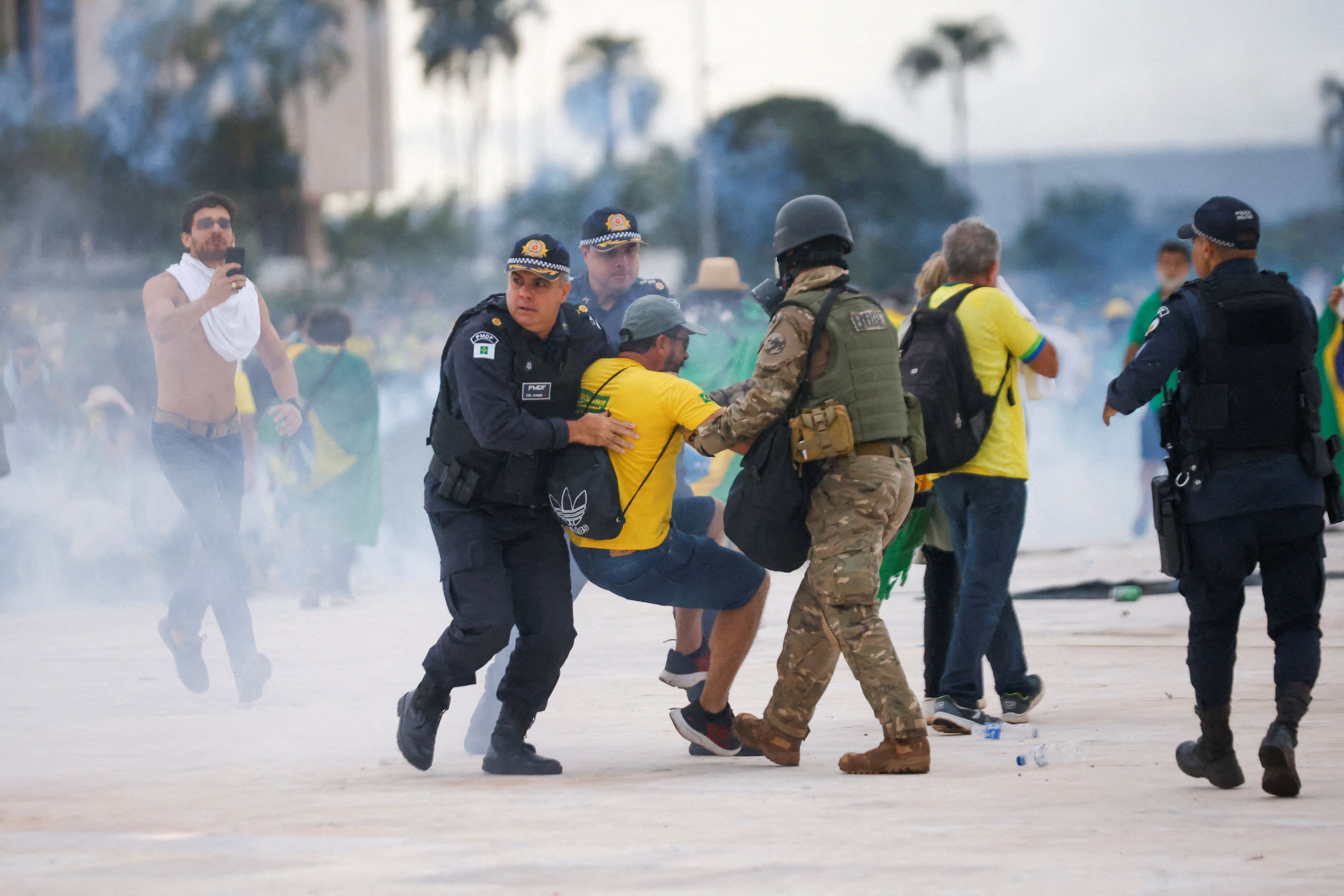 La Policía Federal de Brasil detiene a bolsonaristas durante los atentados del 8 de enero de 2023 /REUTERS/Adriano Machado/File Photo