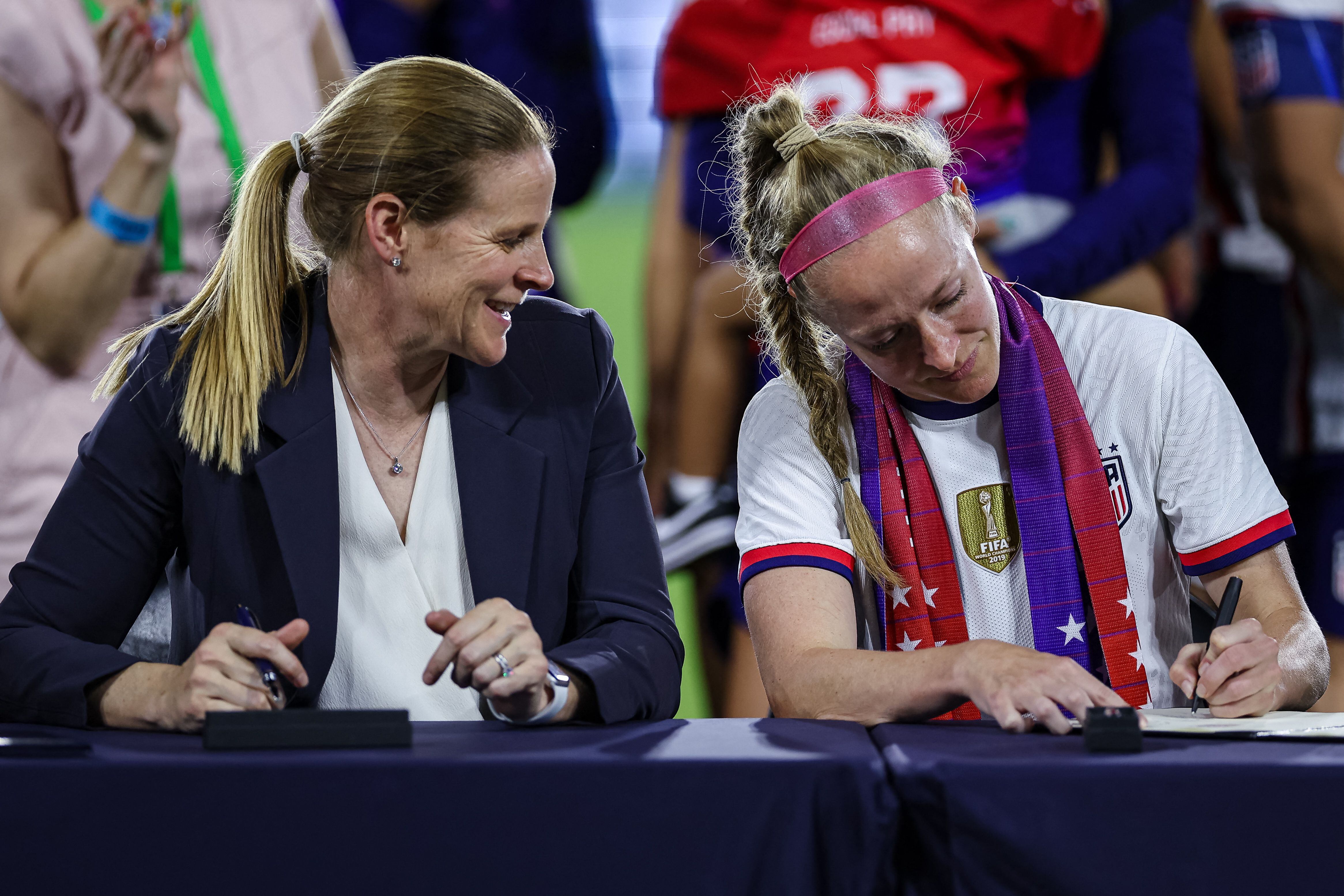 U S Men’s And Women’s National Soccer Teams Sign Ceremonious Collective Bargaining Agreements