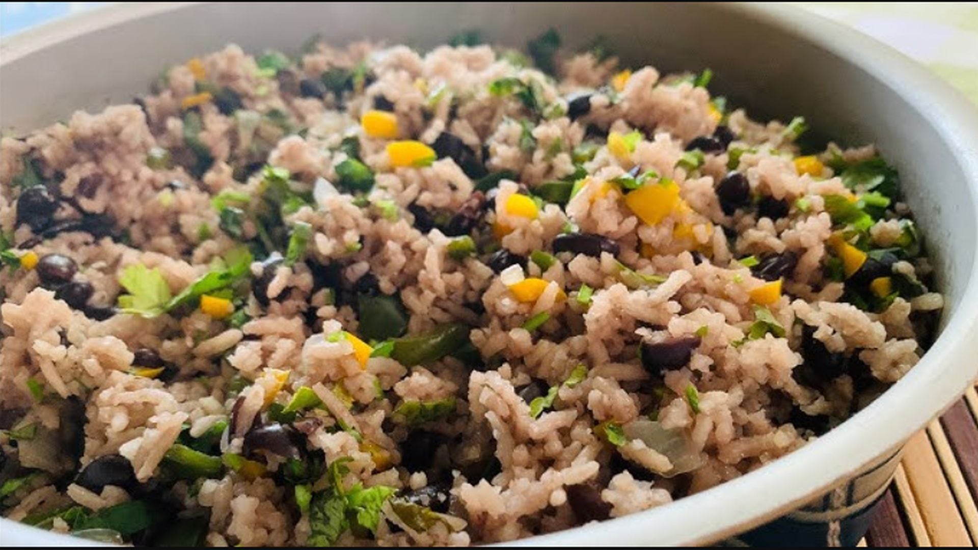 La combinación de arroz y frijoles es una poderosa fuente de proteínas completas y fibra. Este dúo esencial es clave para quienes buscan una nutrición balanceada y beneficios para la salud. (Captura: YouTube / Vamos a cocinar)