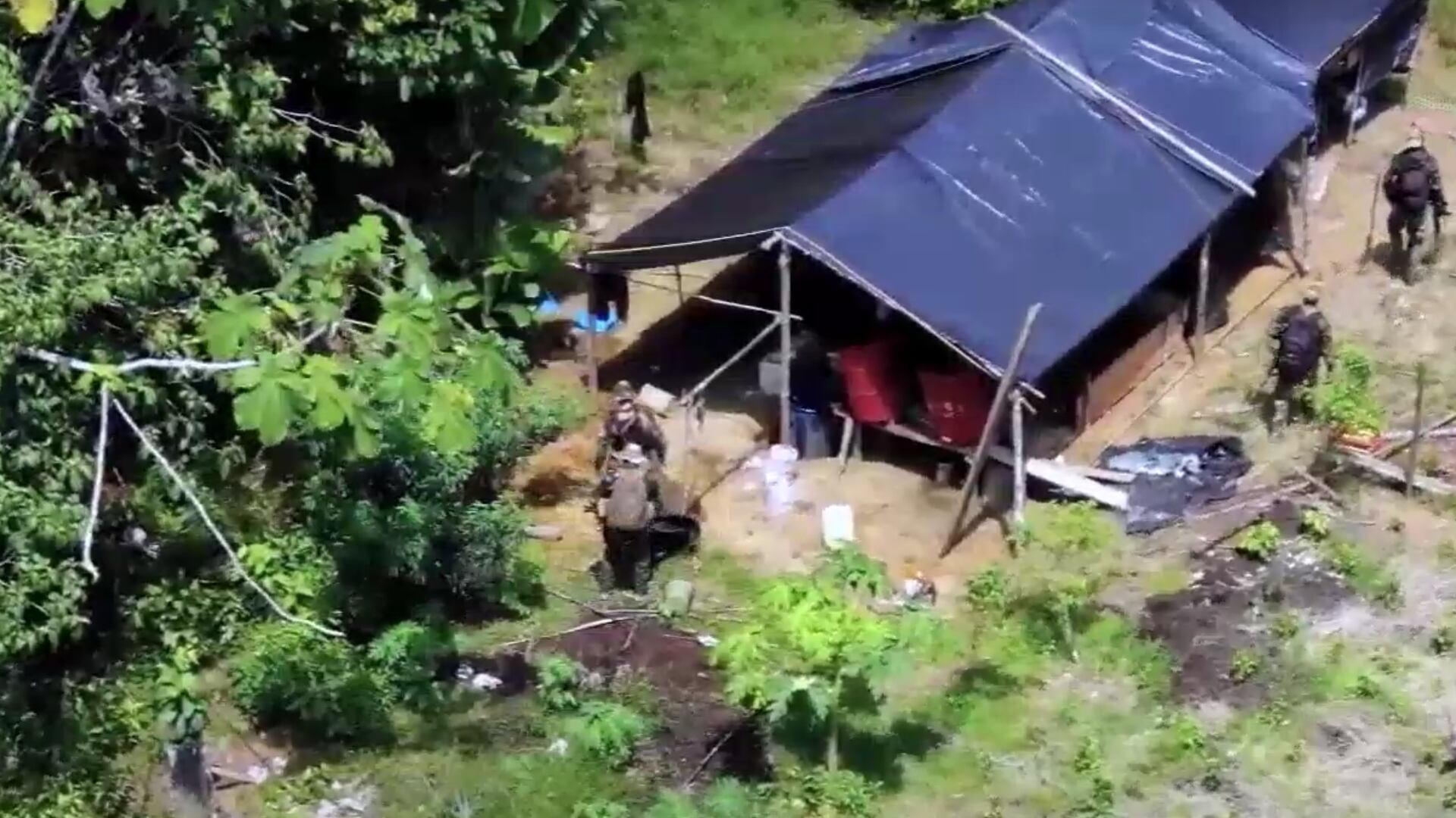 La conexión entre narcotraficantes peruanos y la mafia italiana se hace evidente con el distintivo logo de un caballo en costales de cocaína, subrayando la internacionalización del problema. (Captura)