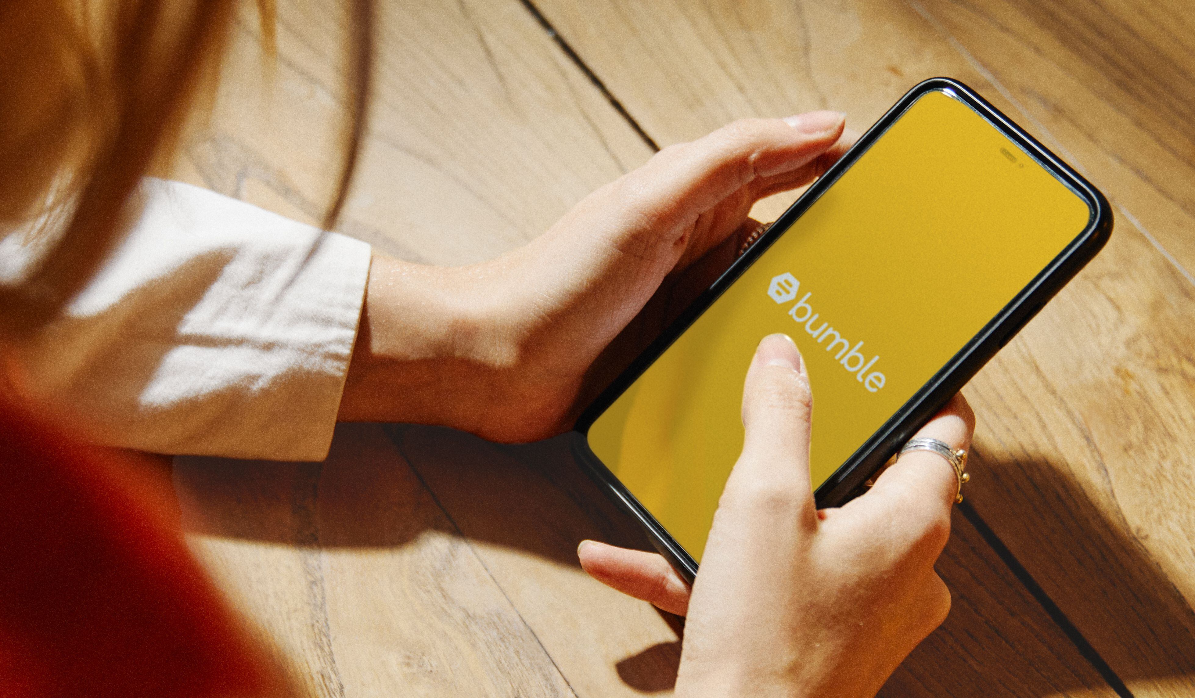 Bumble fue de las primeras aplicaciones de citas en moderar explícitamente el ciberacoso y, desde entonces, ha abogado por políticas que creen responsabilidad en línea en varios países. (Bumble)