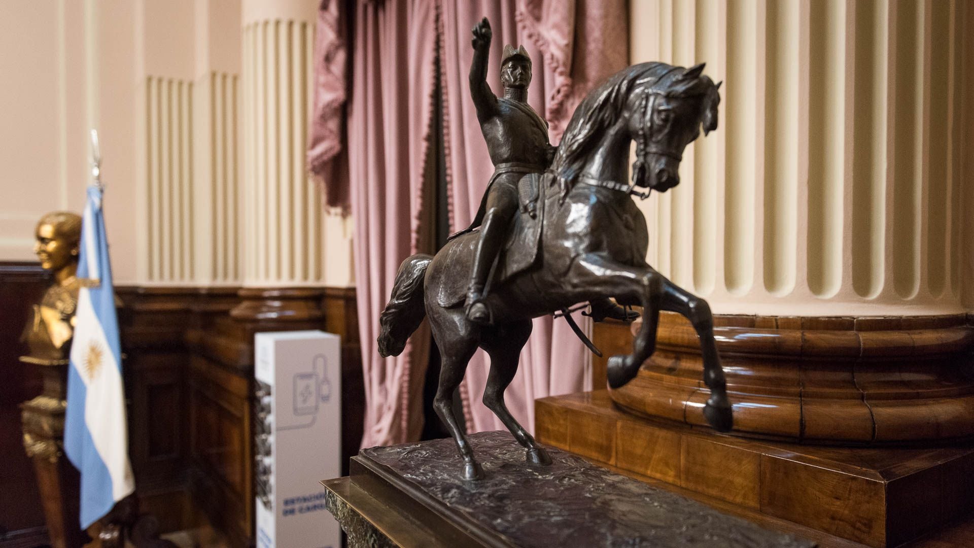 Una escultura en homenaje a José de San Martín en el Salón Eva Perón (Gustavo Gavotti)
