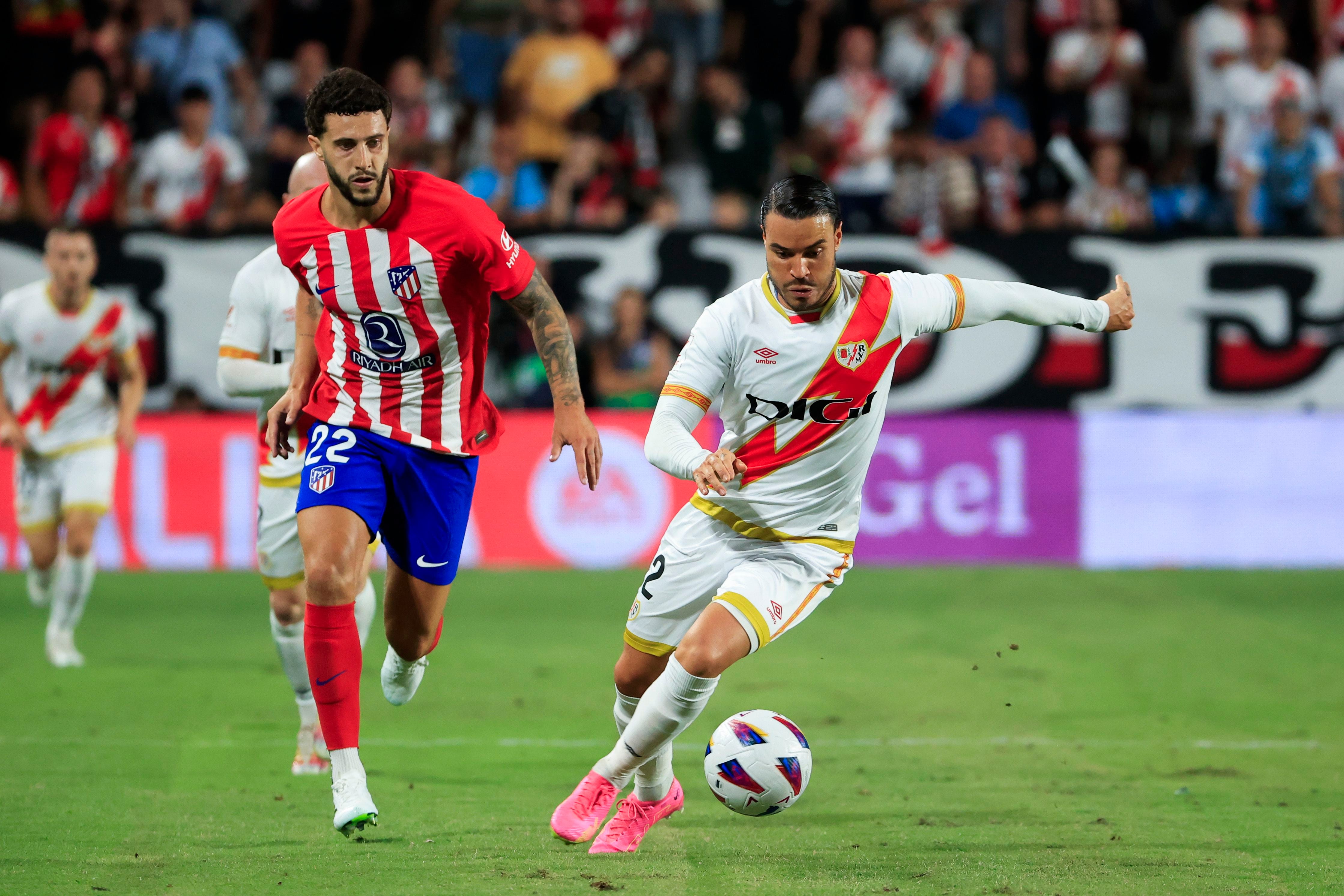 El delantero del Rayo Vallecano Raúl de Tomás durante el partido de esta temporada ante el Atlético de Madrid (EFE).