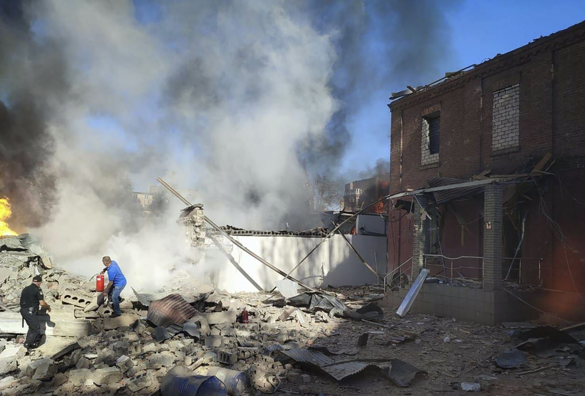 Varias personas tratan de extinguir un incendio provocado por un ataque ruso contra Krivói Rog, Ucrania, el 8 de septiembre de 2023. (Servicio de Emergencias de Ucrania vía AP)