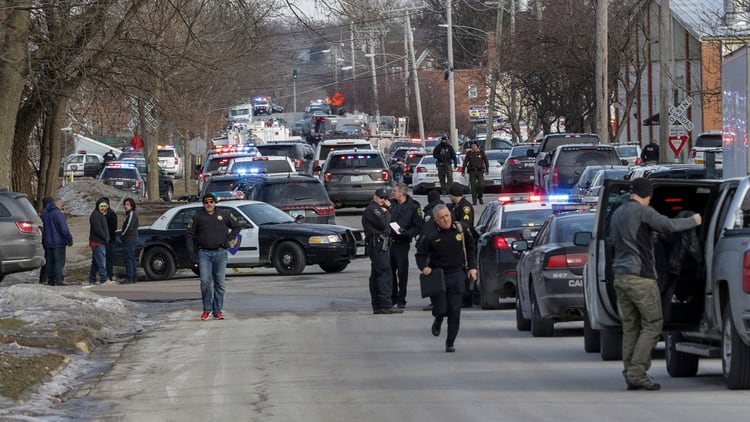 Un hombre abrió fuego en Illinois y dejó a 5 personas muertas (AP)