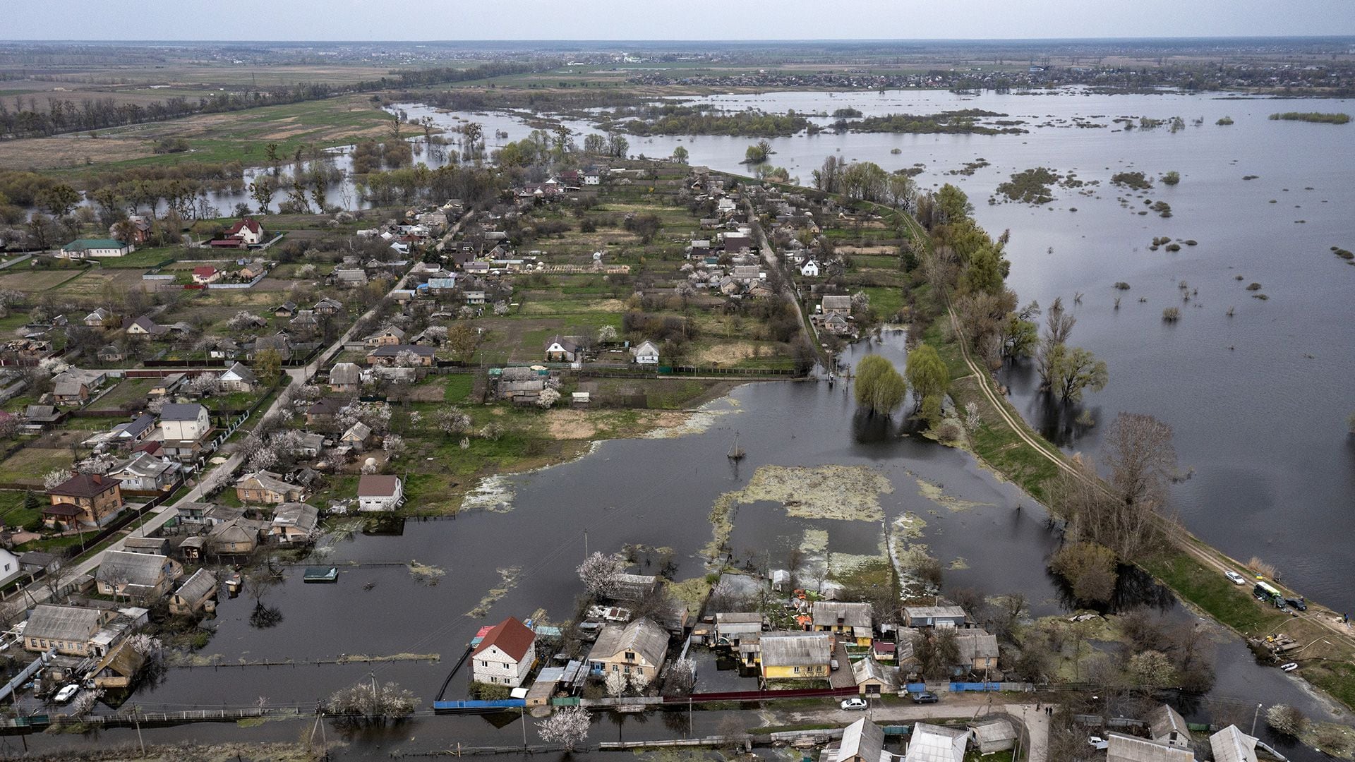 Tierras de cultivo inundadas cerca de Kiev en 2022. En los primeros días de la guerra del año pasado, los ucranianos rompieron una represa e inundaron una vasta zona de campos para bloquear el avance ruso (David Guttenfelder/ The New York Times)