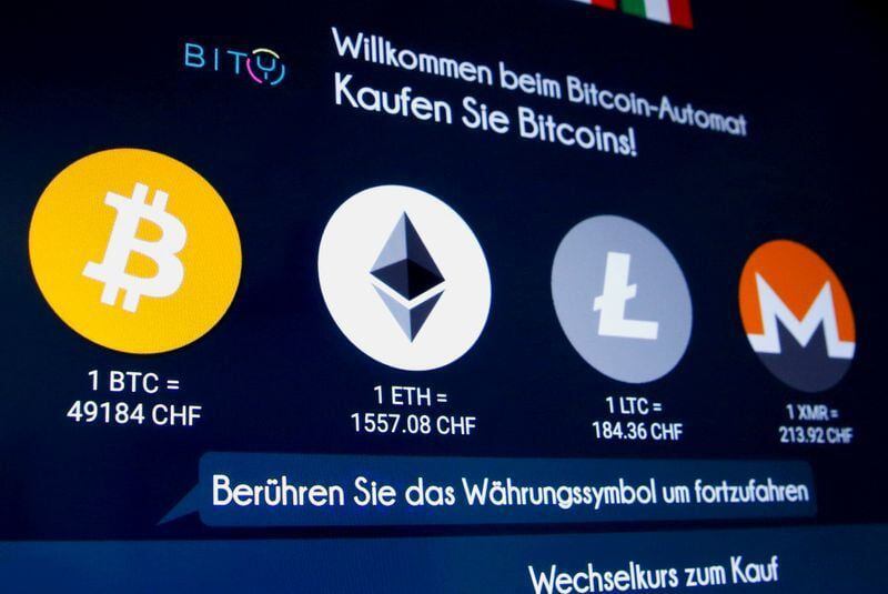 Pantalla de un cajero para comprar criptomonedas. (REUTERS/Arnd Wiegmann)