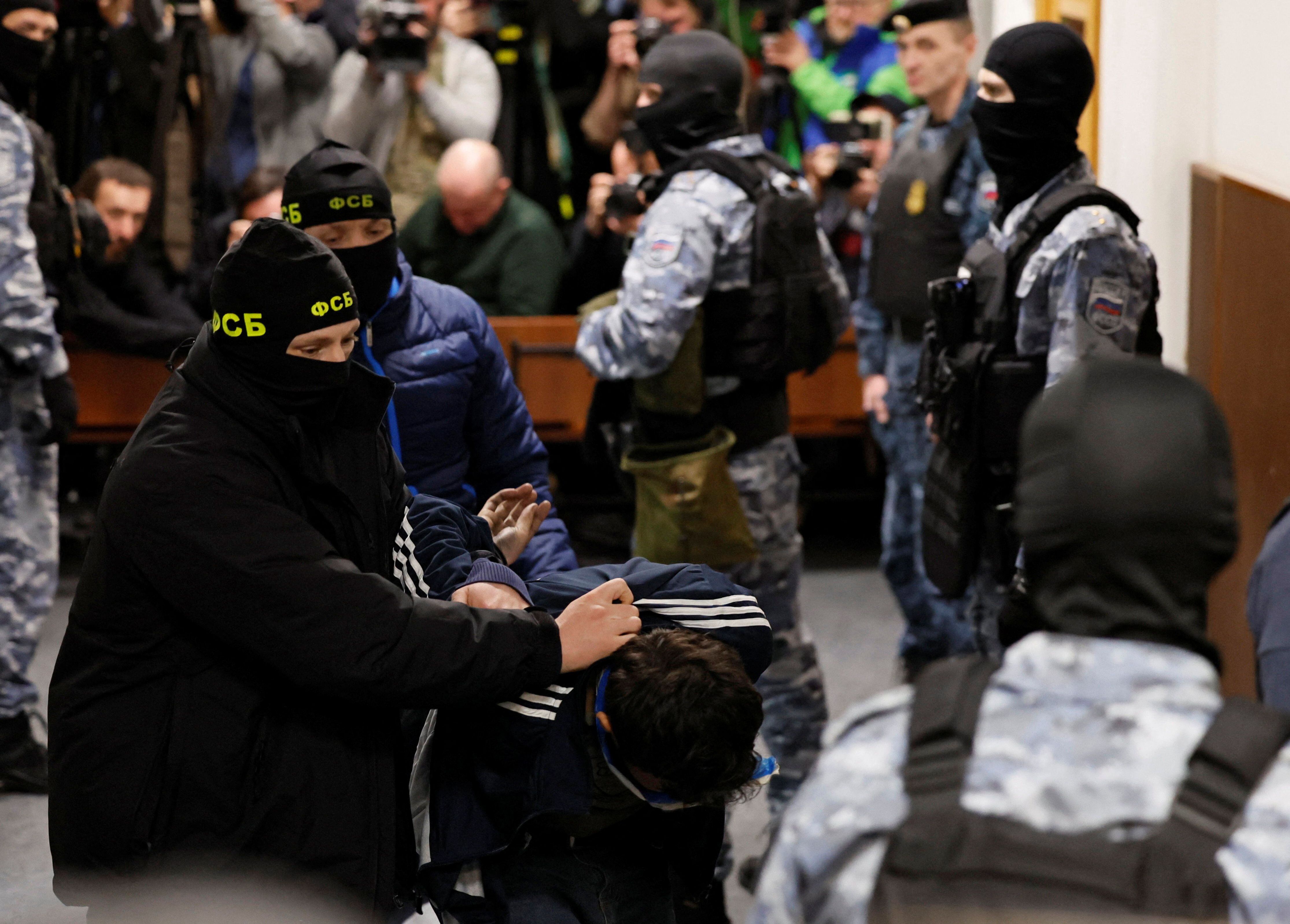Así fue escoltado uno de los detenidos hacia el tribunal de Basmanny, en Moscú (REUTERS/Shamil Zhumatov)