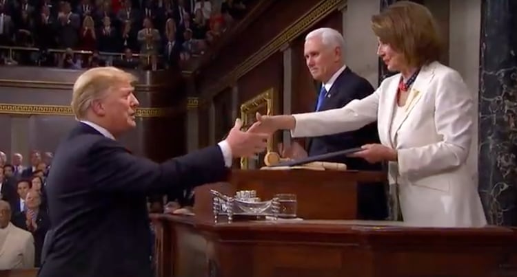 Donald Trump saludó a la titular de la Cámara de Representantes, Nancy Pelosi, a cuyo lado se ubicaba el vicepresidente, Mike Pence.