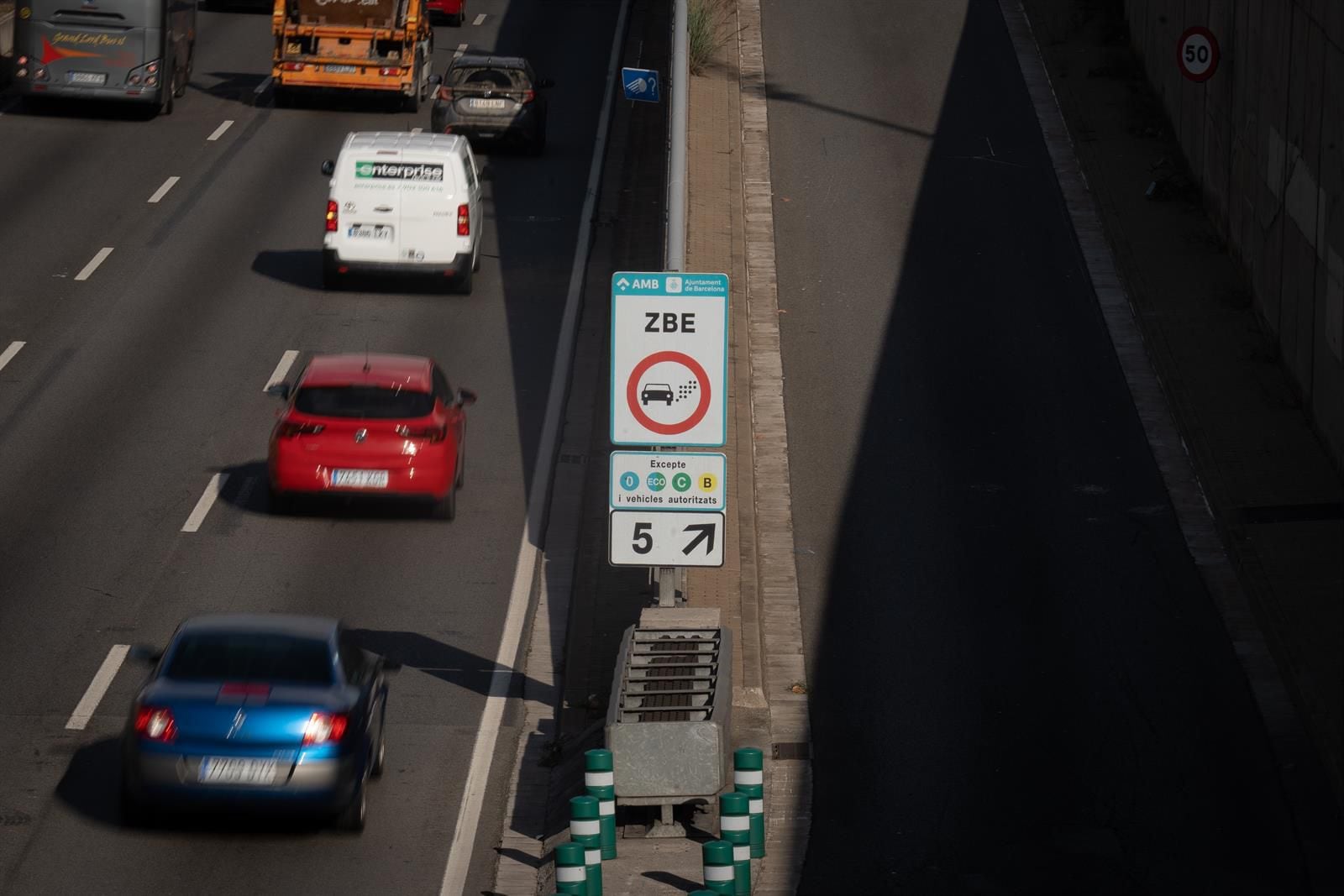 Cartel que delimita la Zona de Bajas Emisiones (ZBE), a 31 de diciembre de 2022, en Barcelona, Cataluña. (David Zorrakino/Europa Press) 