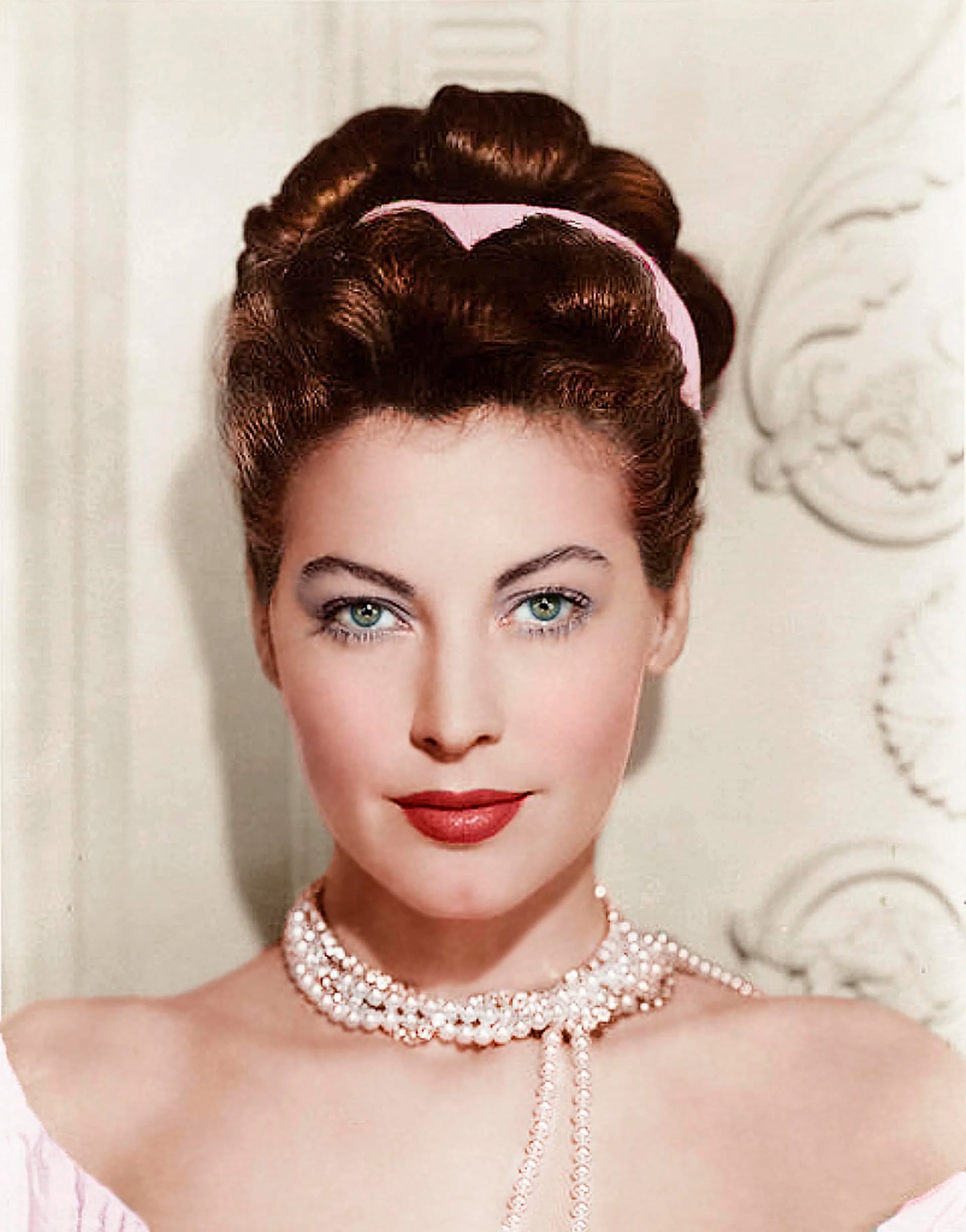 Ava Gardner, 29 años, como el personaje de Disney Blancanieves, piel  blanca, Expresión facial de ternura - SeaArt AI