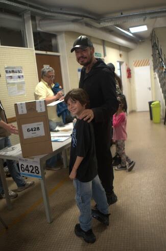 Marcelo Tinelli votó con Lorenzo (RS Fotos)