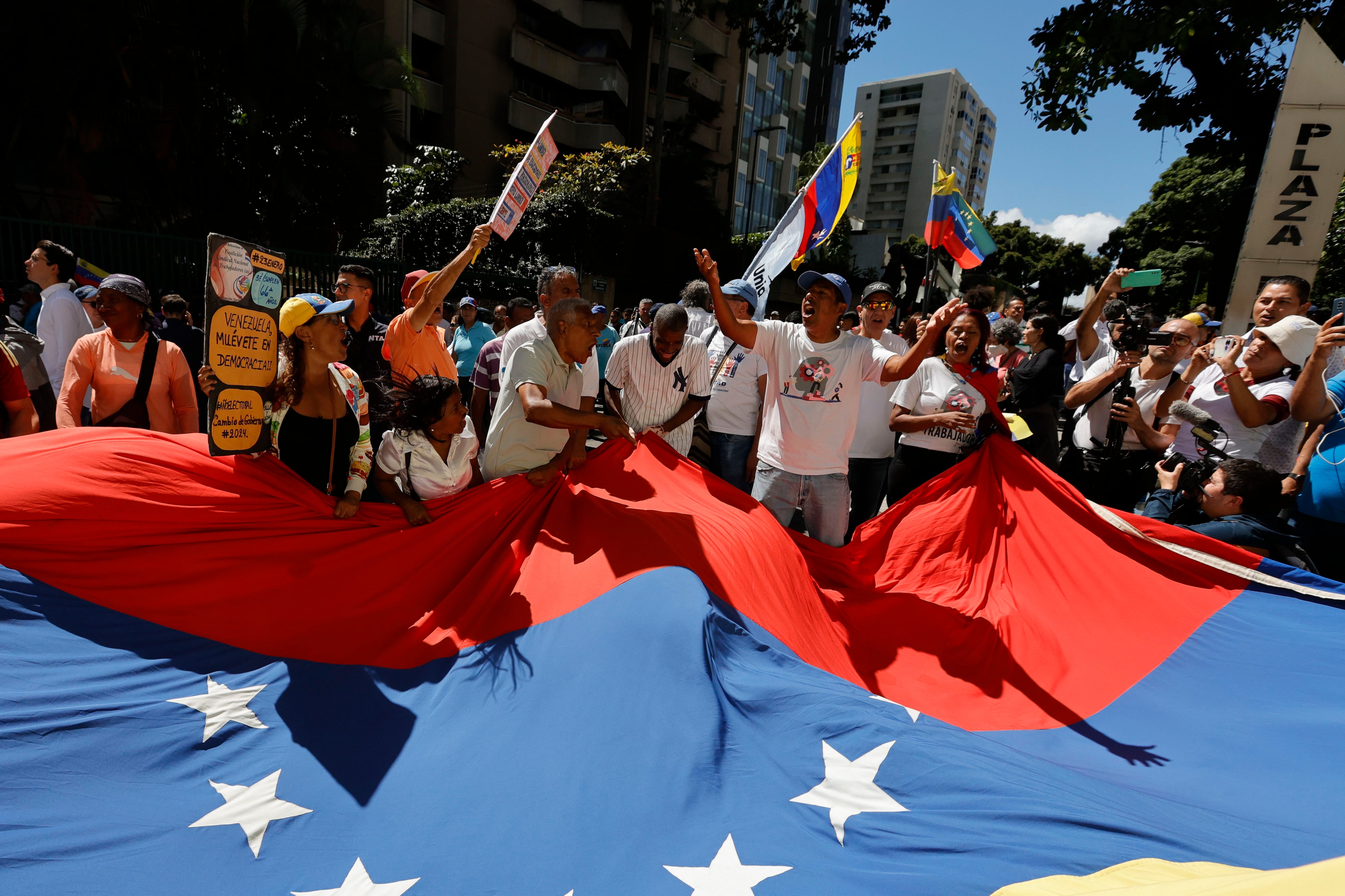 Los partidarios de la aspirante presidencial de la coalición opositora María Corina Machado asisten a un evento de campaña en Caracas, Venezuela, el martes 23 de enero de 2024 - crédito Jesús Vargas/AP+