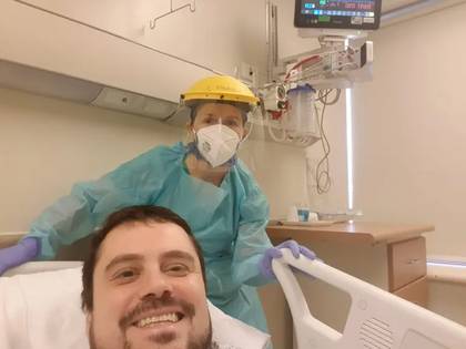 El doctor Andrés Meza, luego de su recuperación por tratamiento de plasma. 