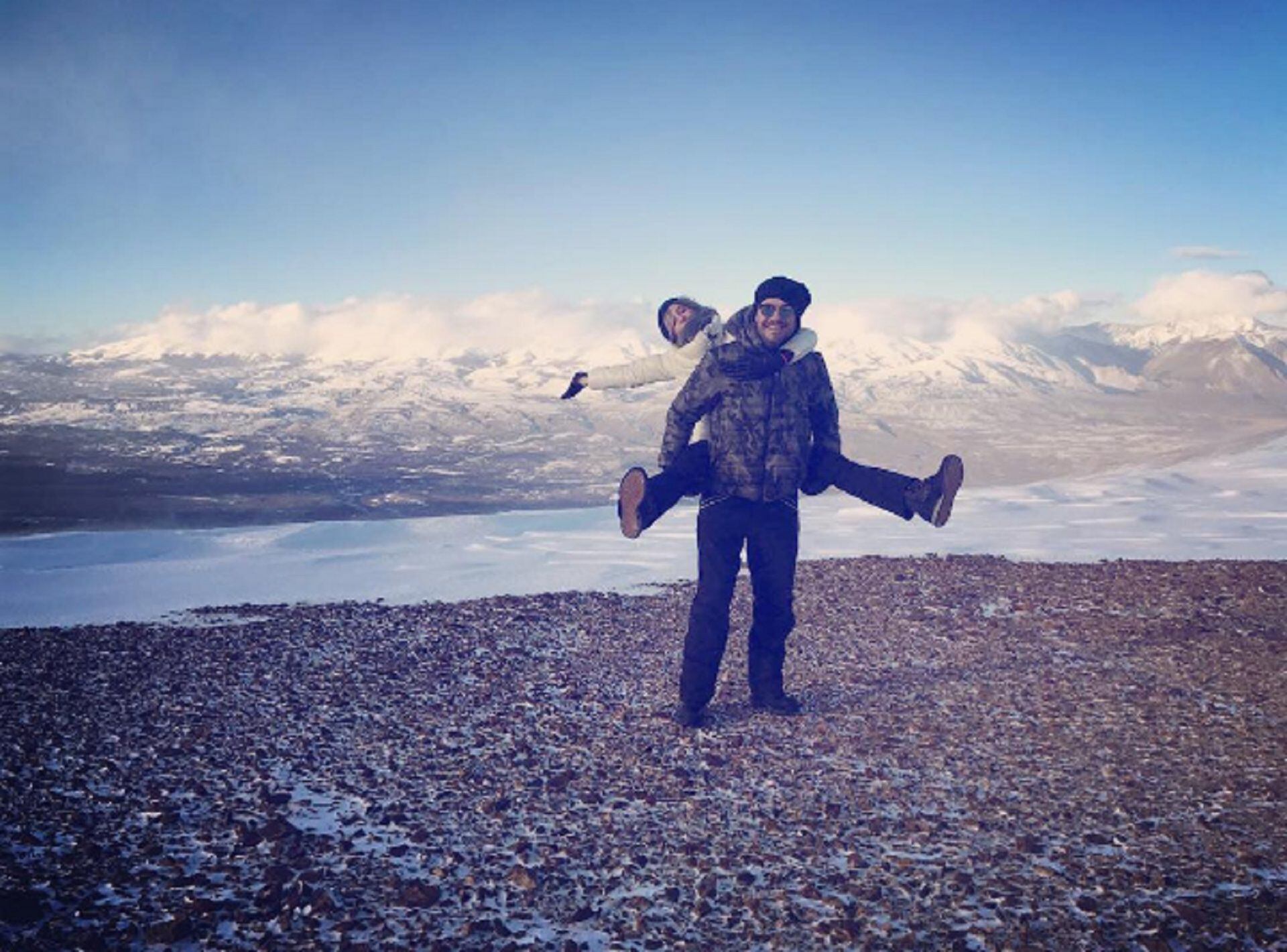 Marcelo y Guillermina en Esquel, en una postal de 2018