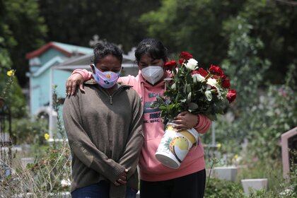 Familiares reaccionan cerca del ataúd de un hombre en la Ciudad de México, el 6 de agosto de 2020 (REUTERS/Henry Romero)