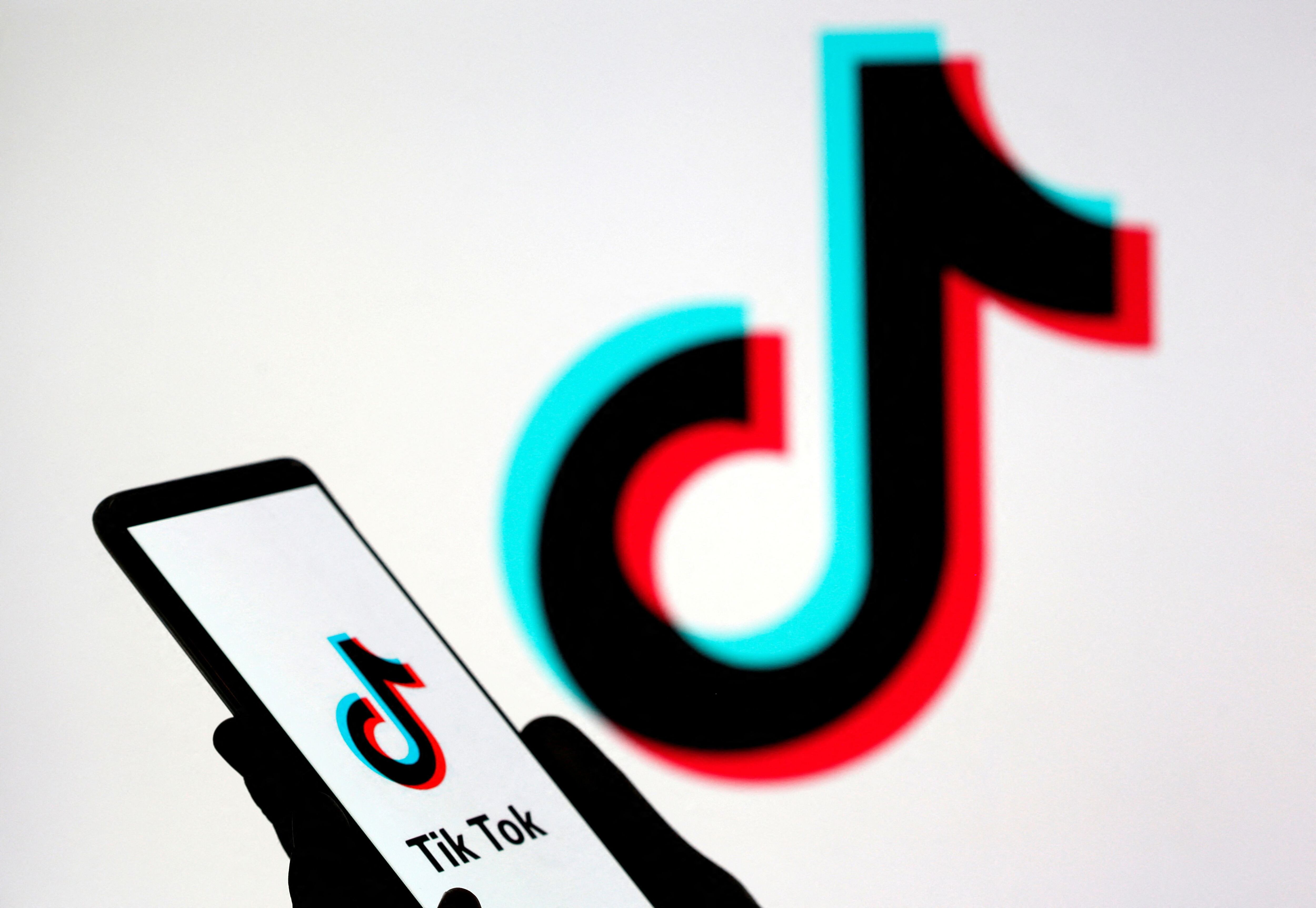 TikTok es una de las redes sociales usadas por grupos criminales para contactar posibles nuevos reclutas, especialmente jóvenes. (REUTERS/Dado Ruvic/Illustration)