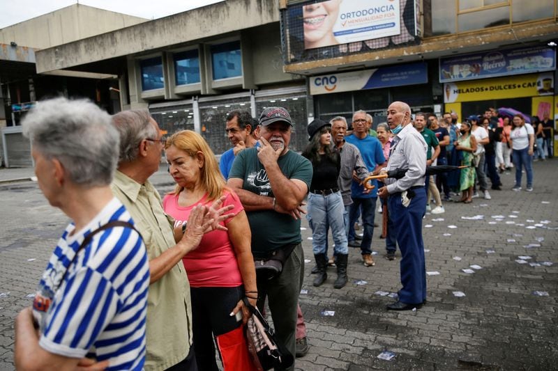 Varias personas hacen cola para depositar su voto en unas primarias para elegir al candidato de unidad de la oposición que se enfrentará al presidente de Venezuela, Nicolás Maduro, en su probable intento de reelección en 2024, en Caracas, Venezuela. 22 de octubre de 2023. REUTERS/Leonardo Fernández Viloria